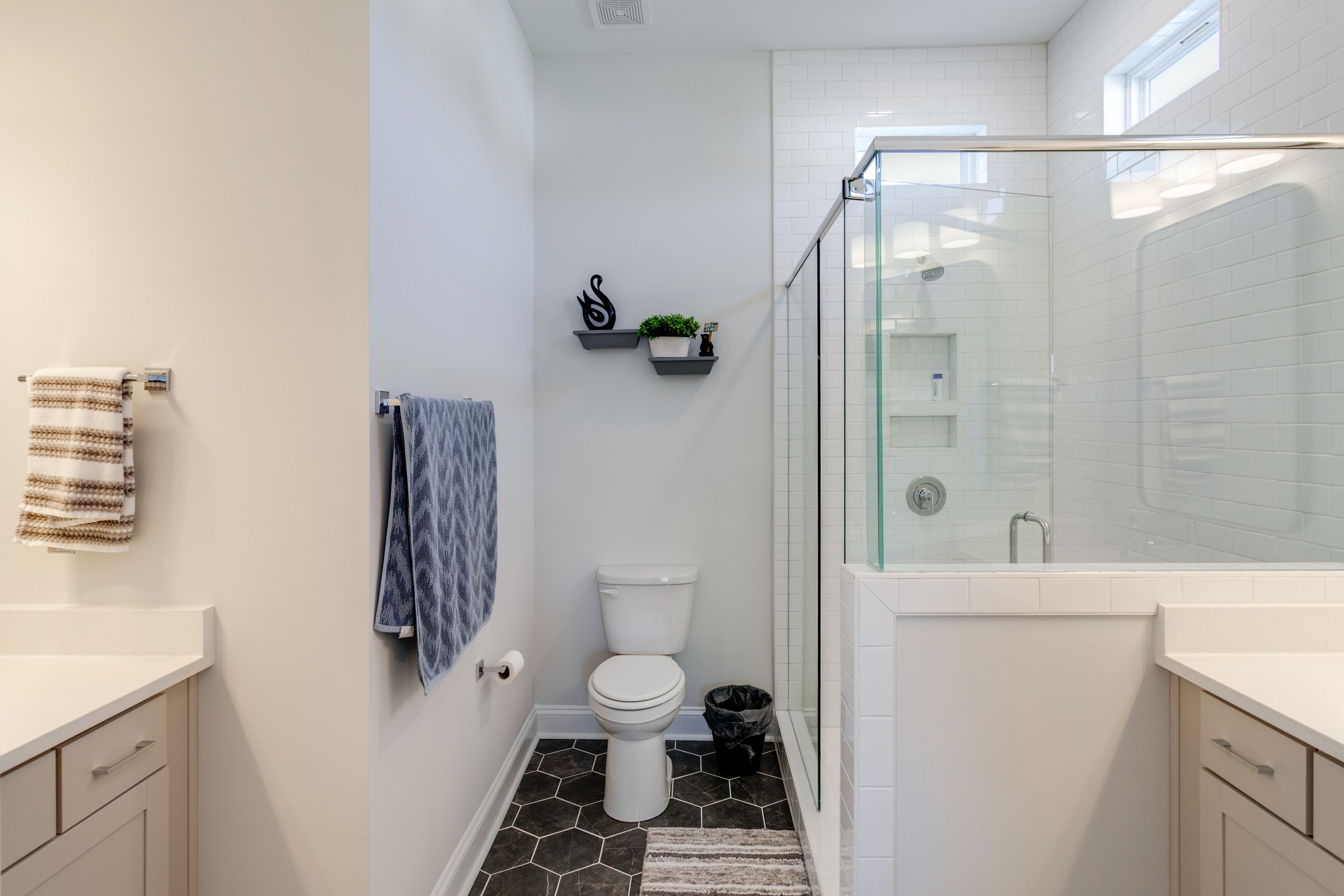 Full Bathroom | Towels Provided | Main Floor