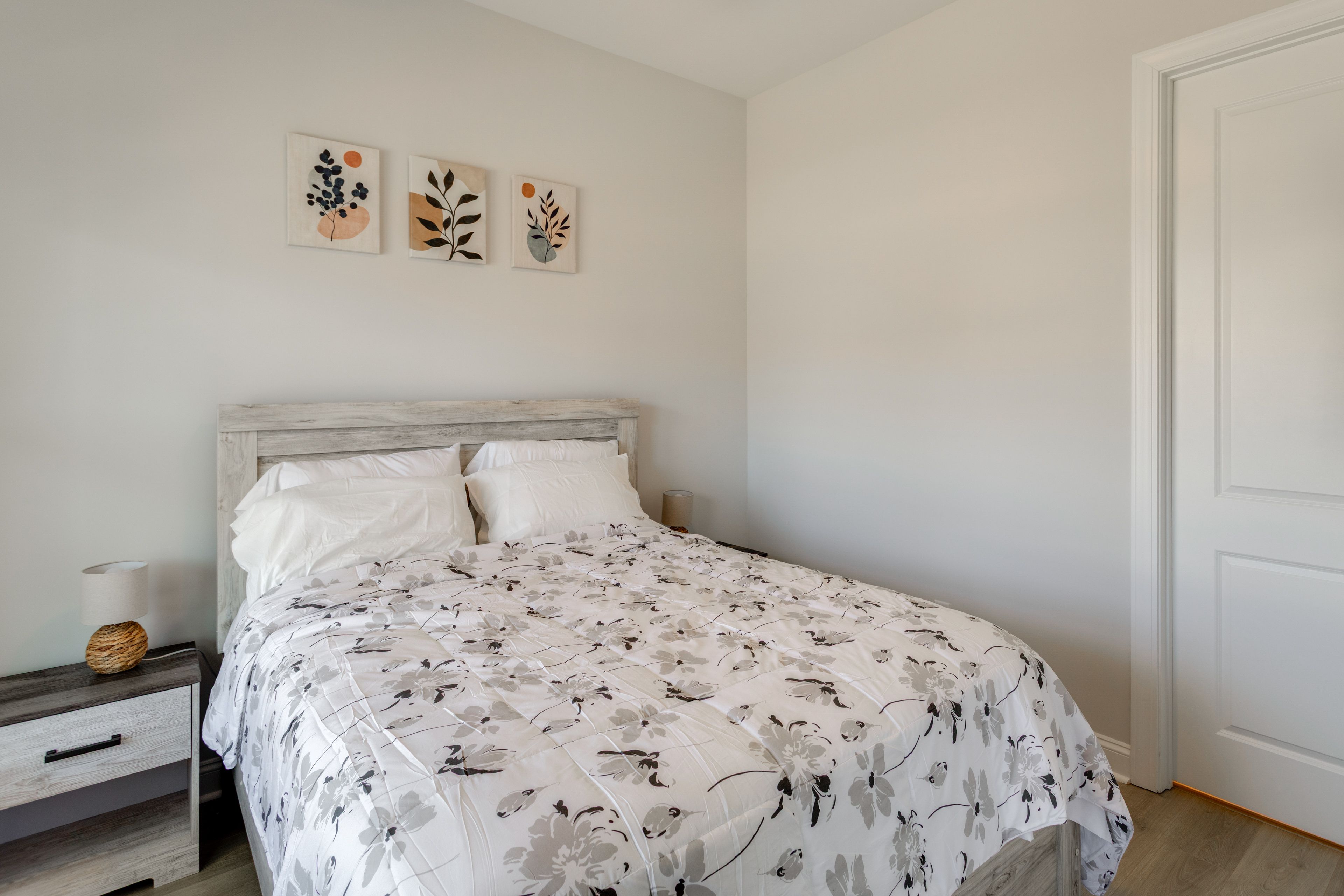 Bedroom 2 | Queen Bed | Smart TV | Main Floor