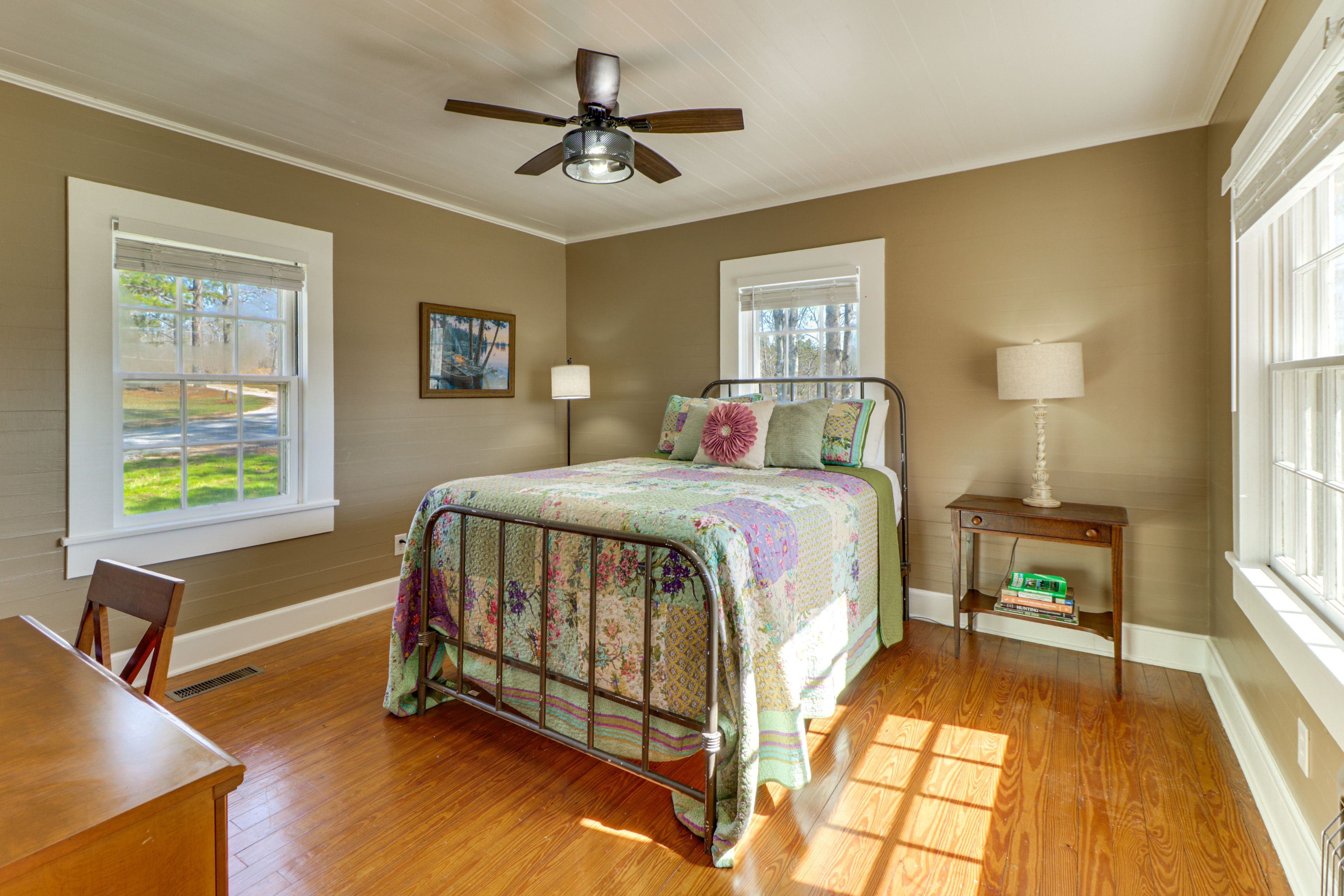 Bedroom 1 | Queen Bed