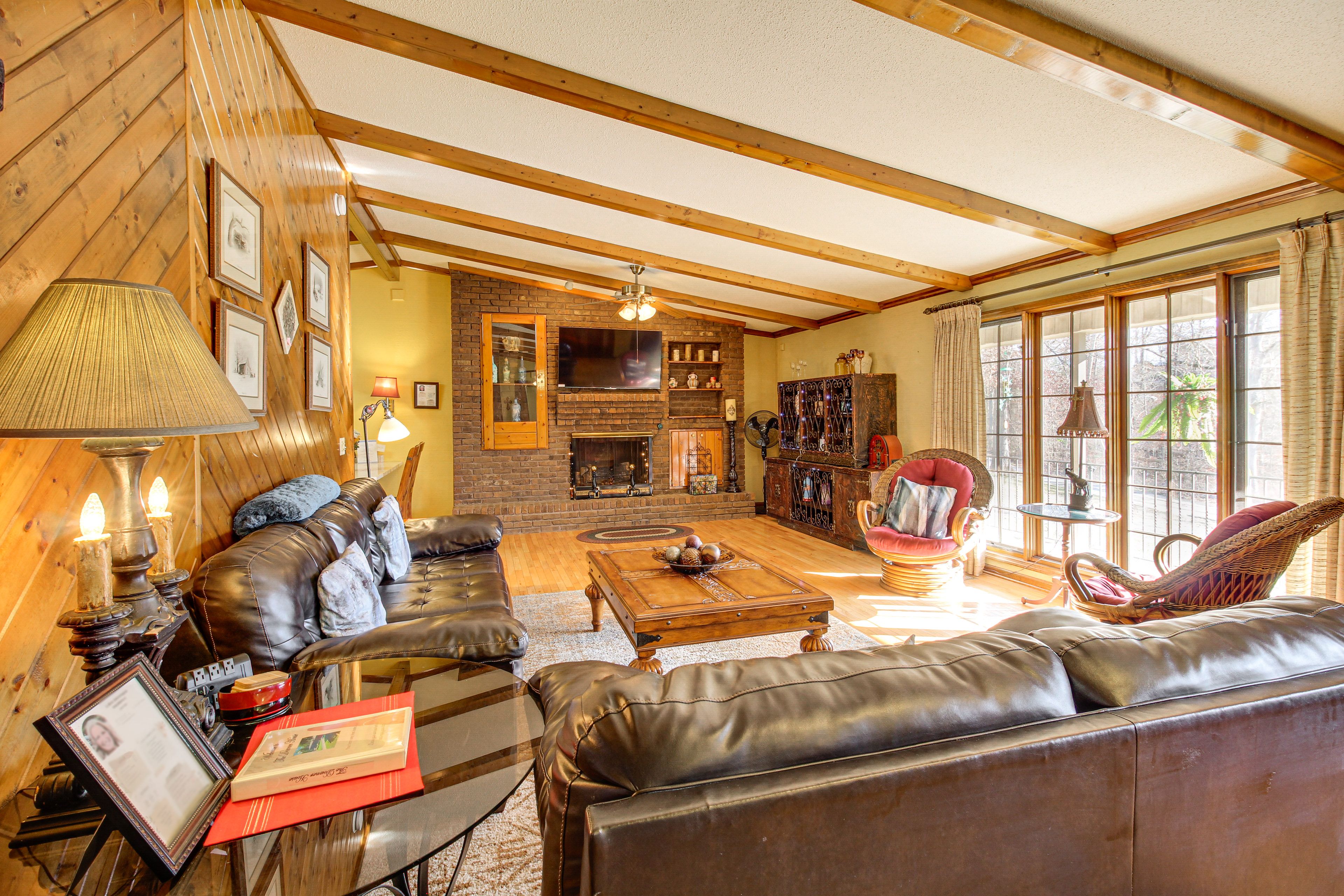 Living Room | Central Heating & A/C | Free WiFi