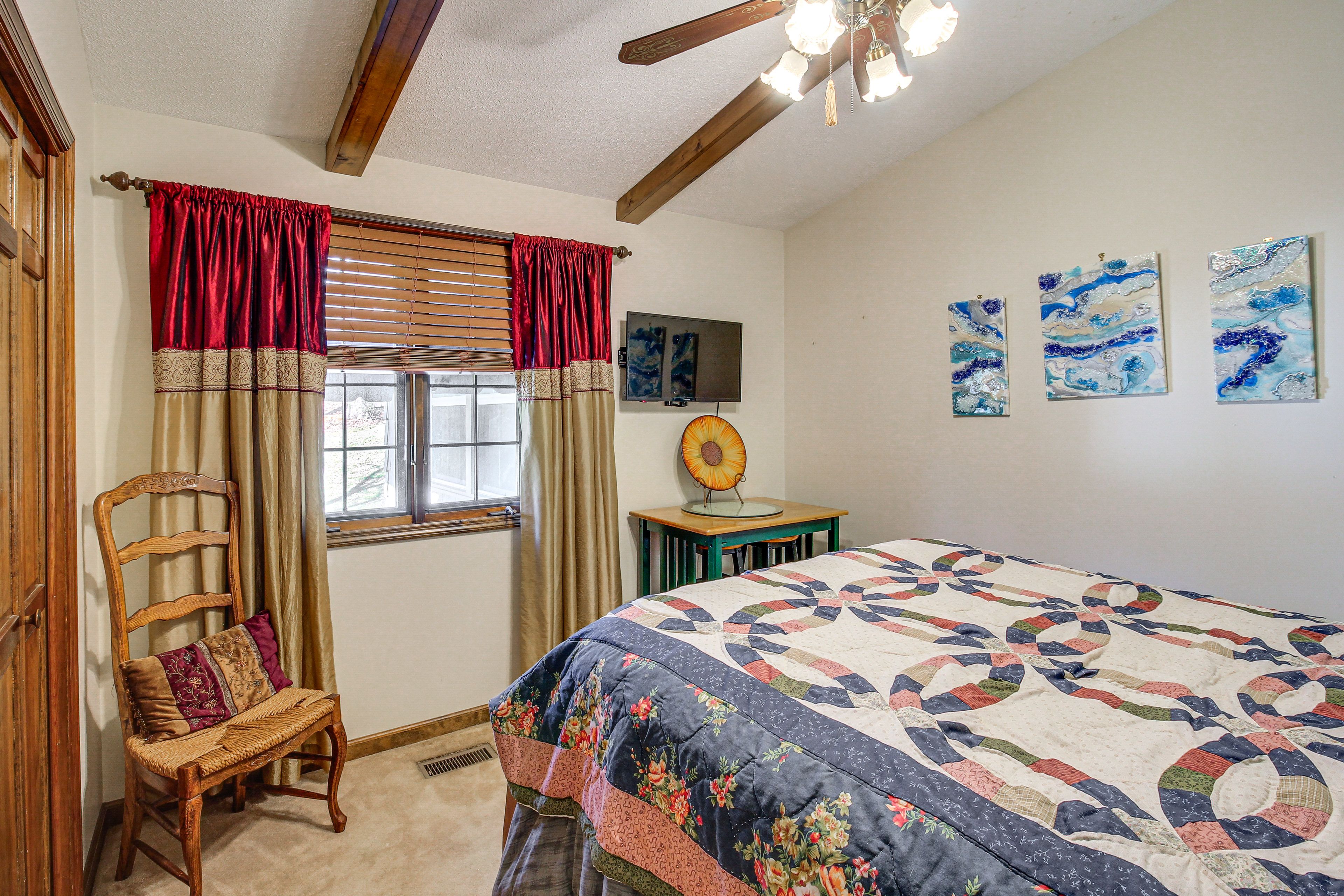 Bedroom 2 | Queen Bed