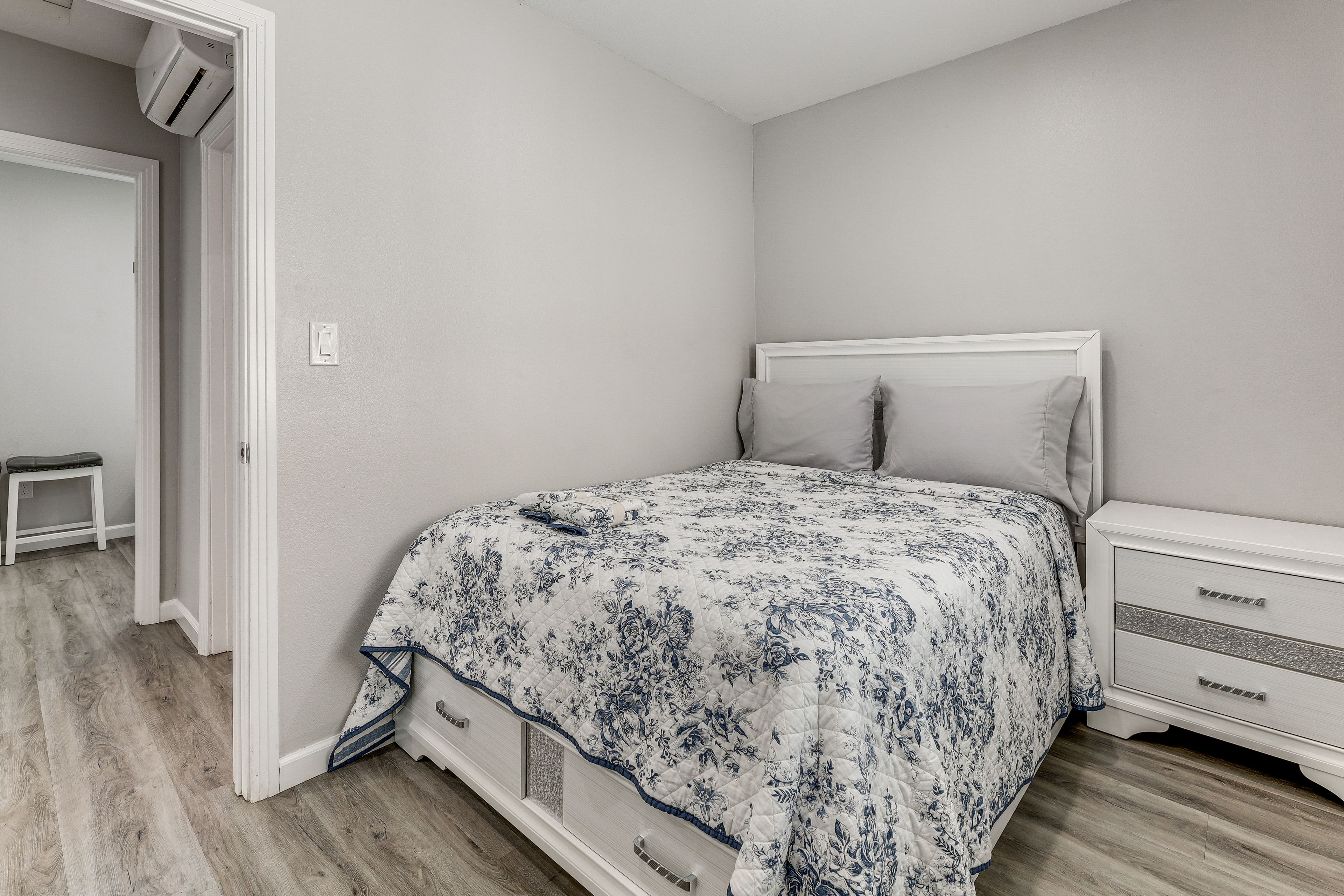 Bedroom 1 | Queen Bed