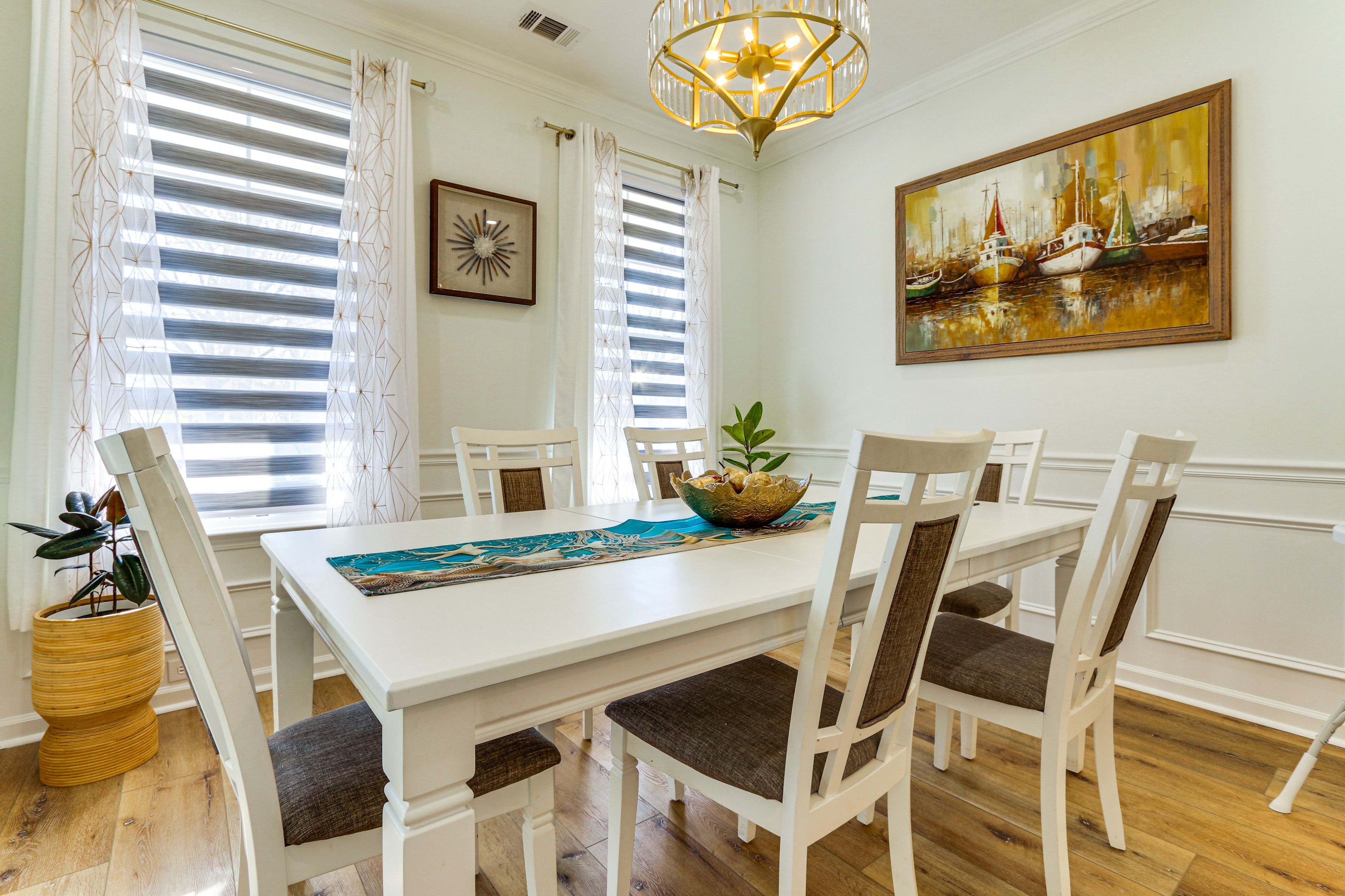 Dining Area | Dishware/Flatware Provided | 1st Floor