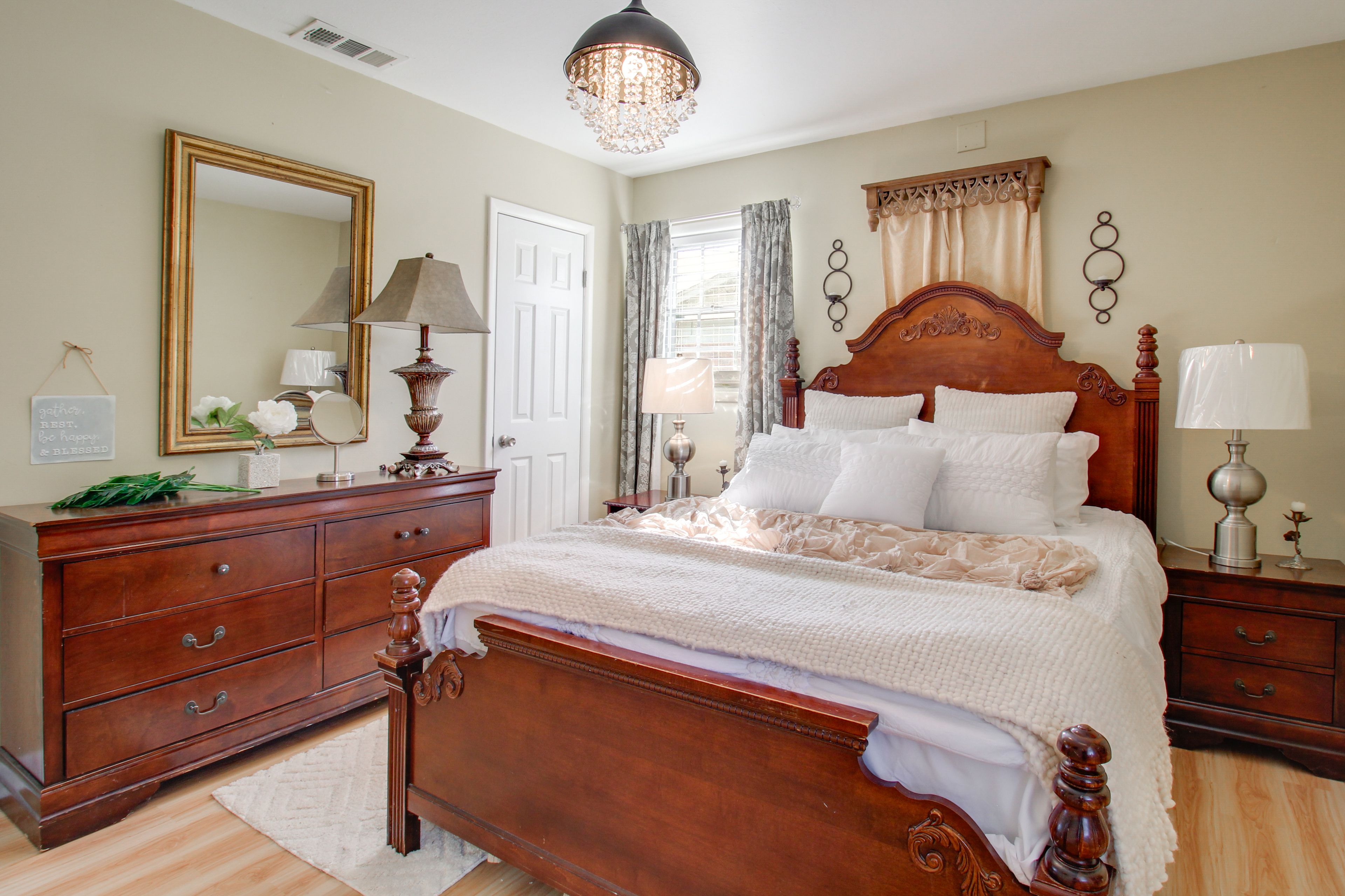 Bedroom 1 | Queen Bed