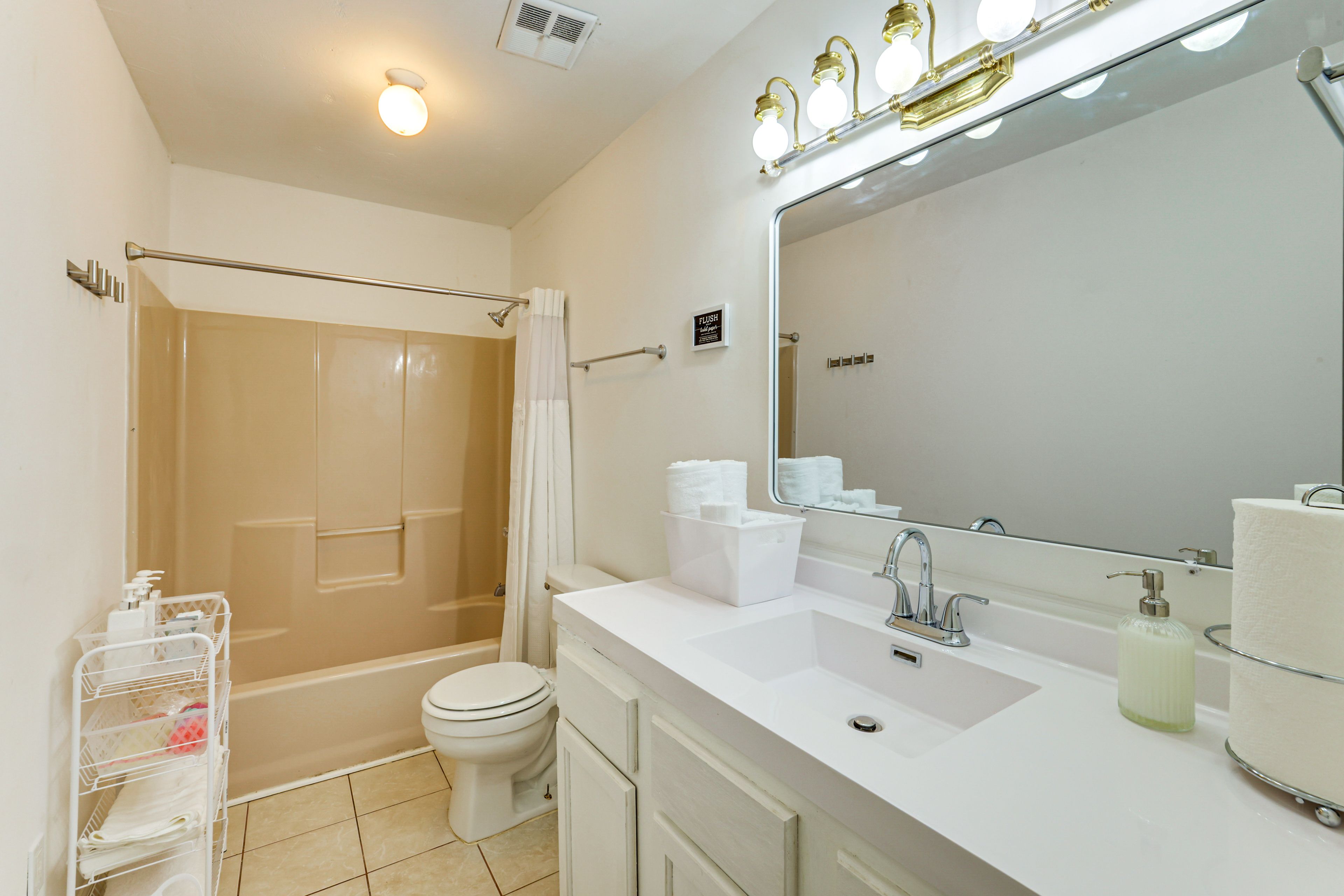 Full Bathroom | Towels & Linens Provided