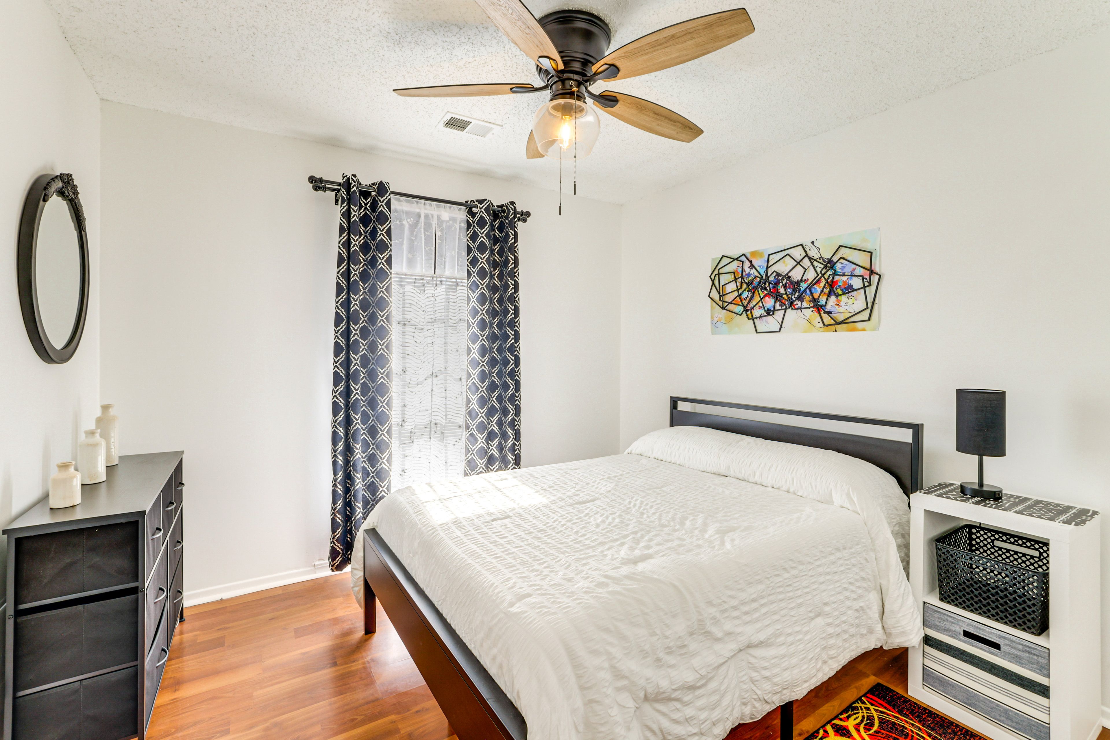 Bedroom 1 | Queen Bed