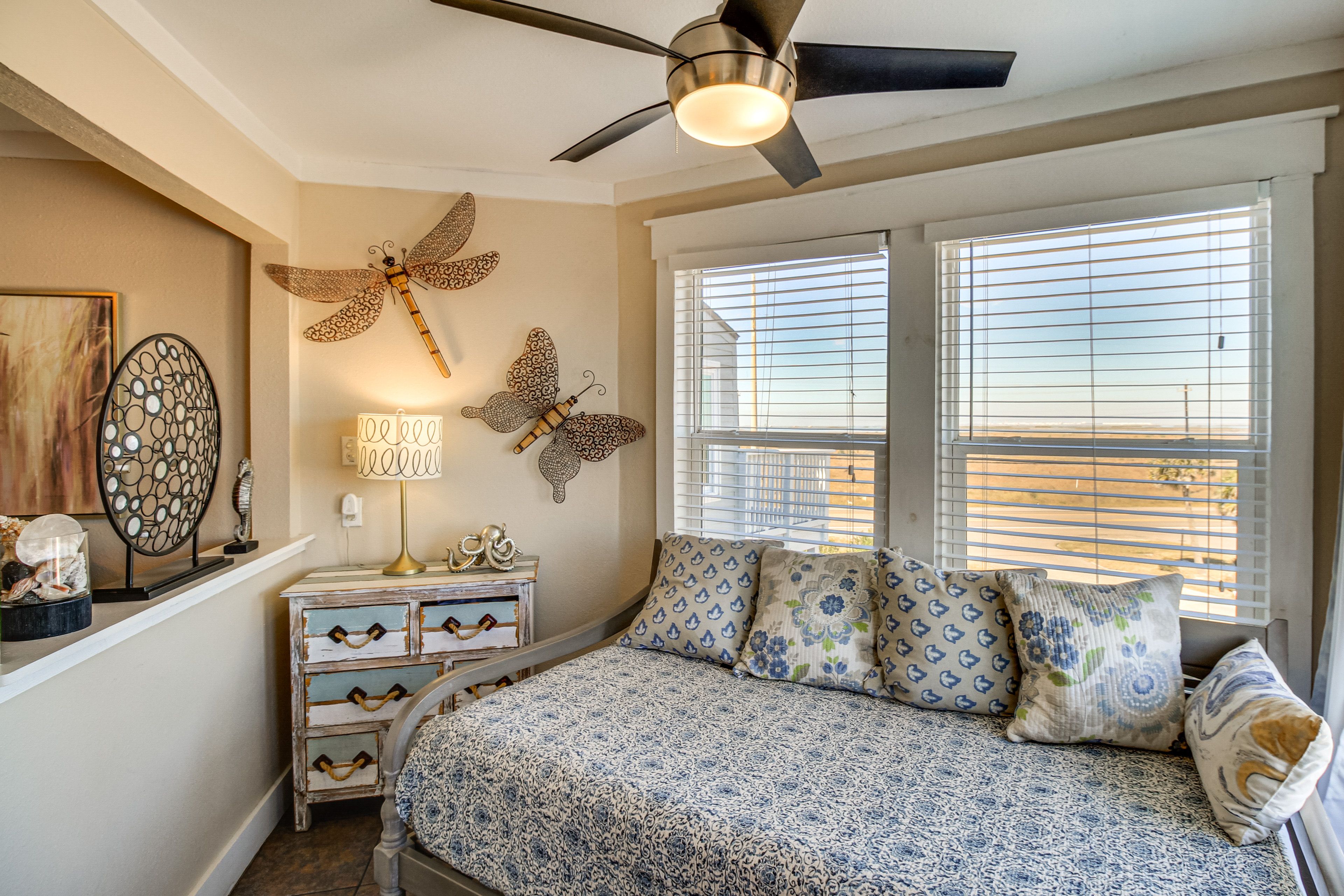 Living Room | Full Daybed