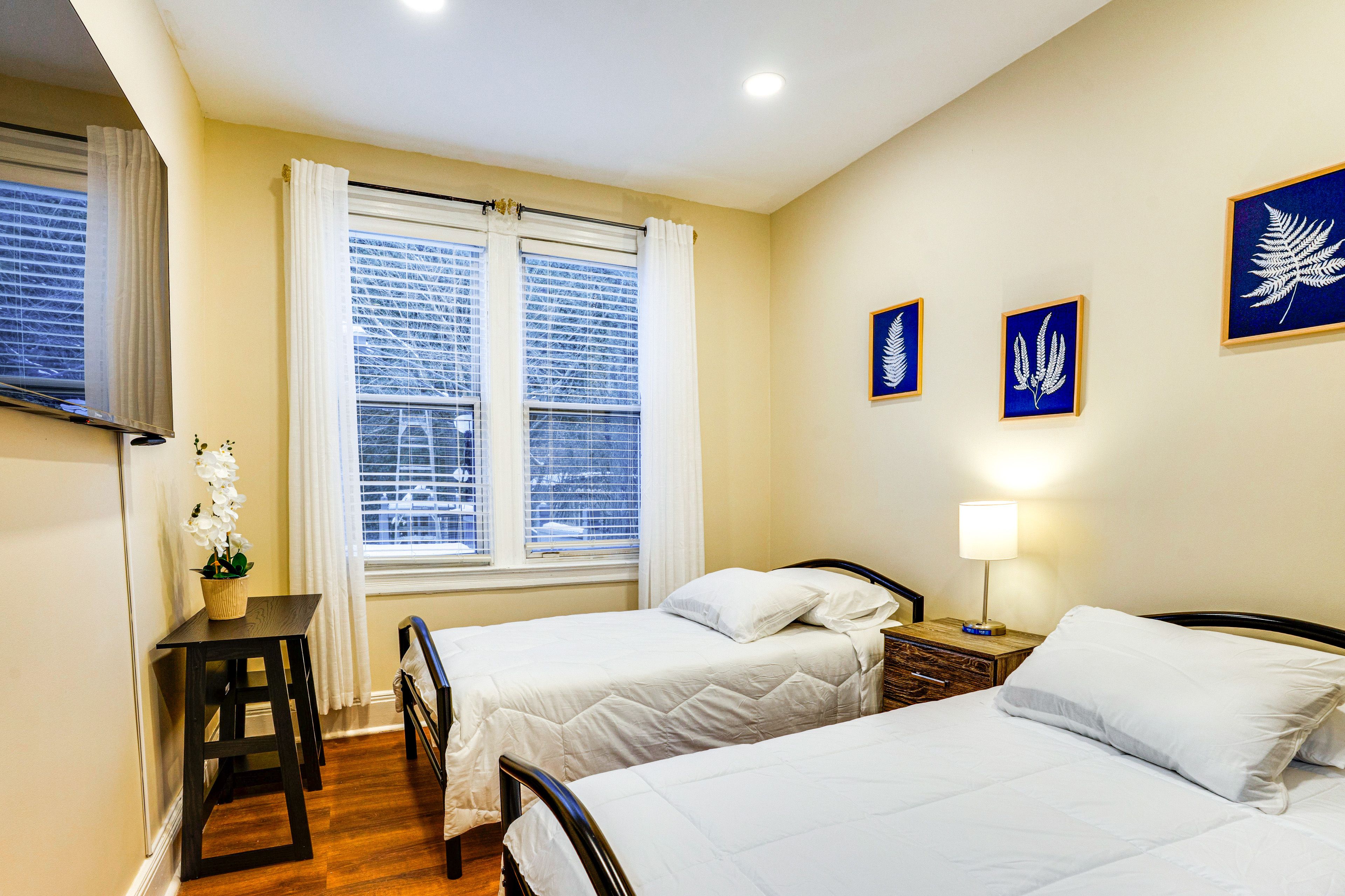 Bedroom 2 | 2 Twin Beds | TV