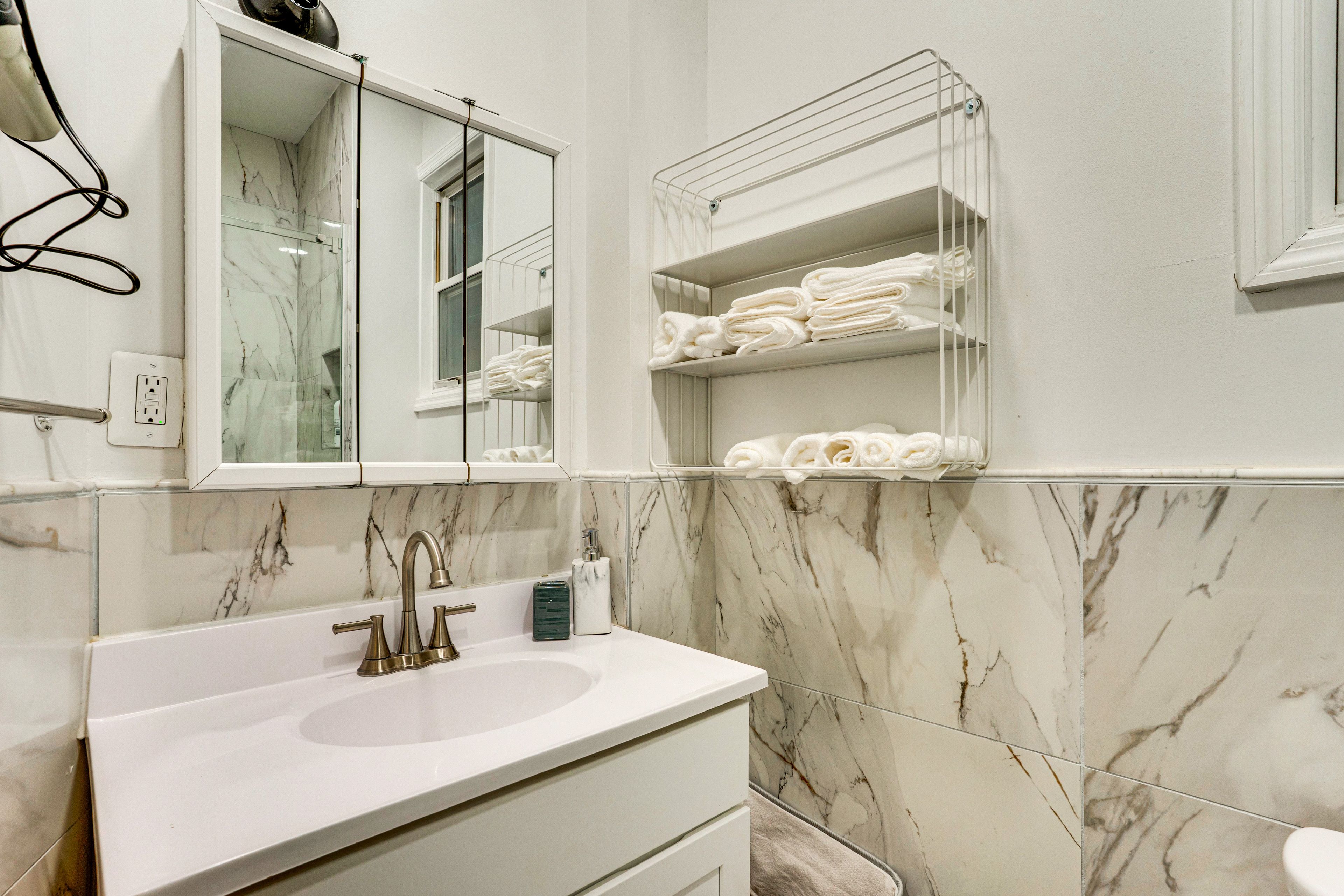 Full Bathroom | Towels Provided