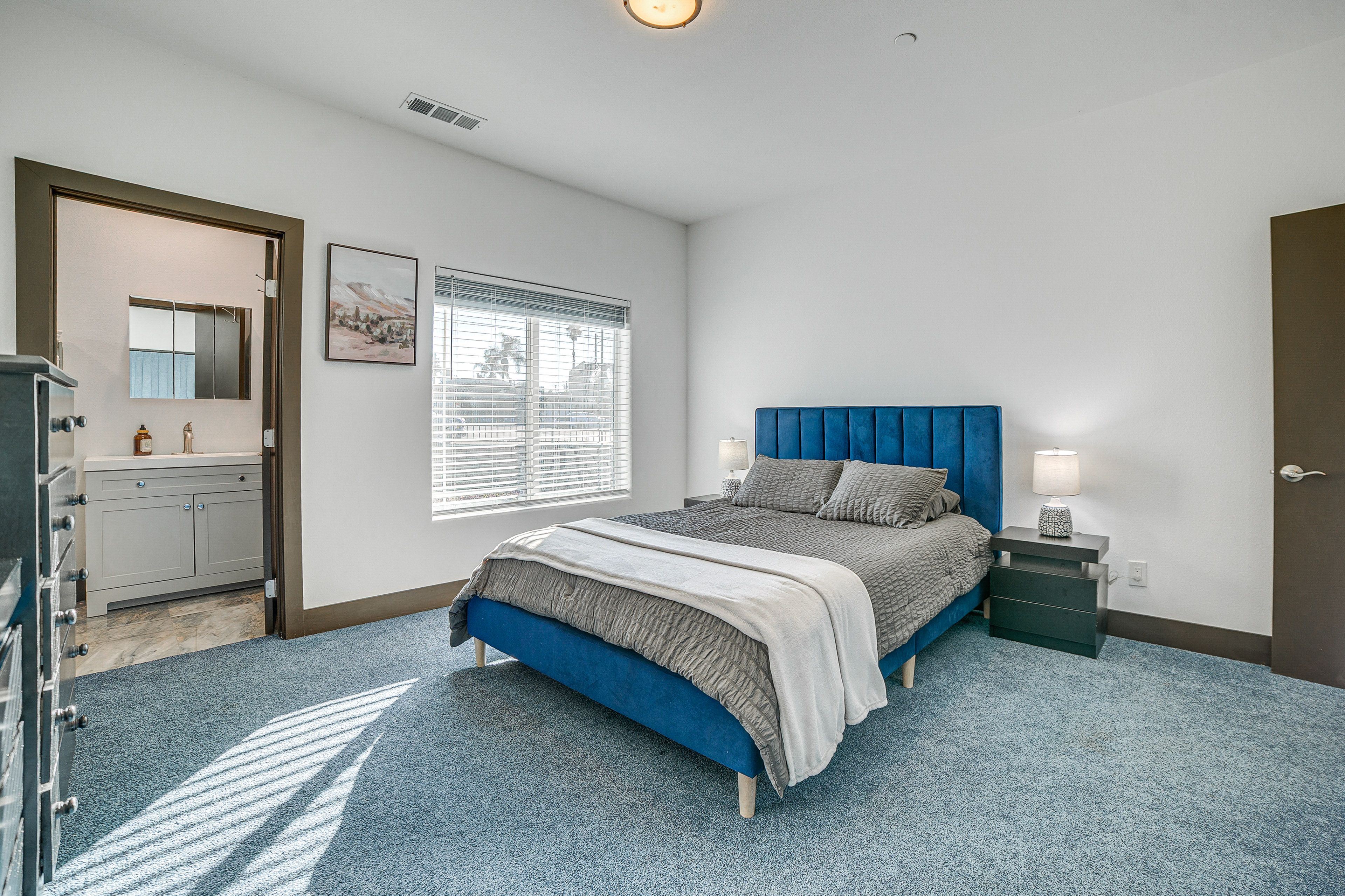 Bedroom 1 | Queen Bed