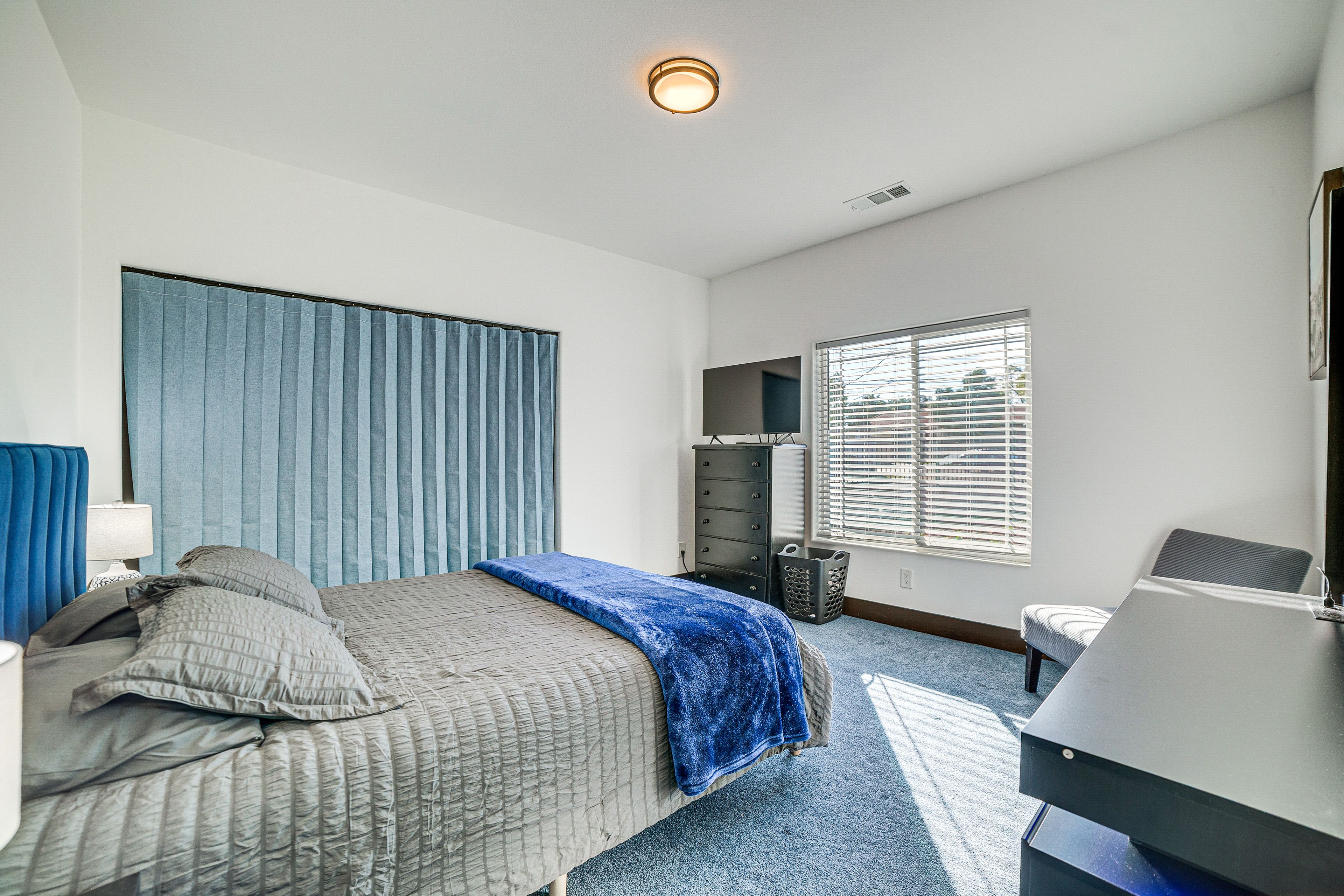 Bedroom 2 | Queen Bed