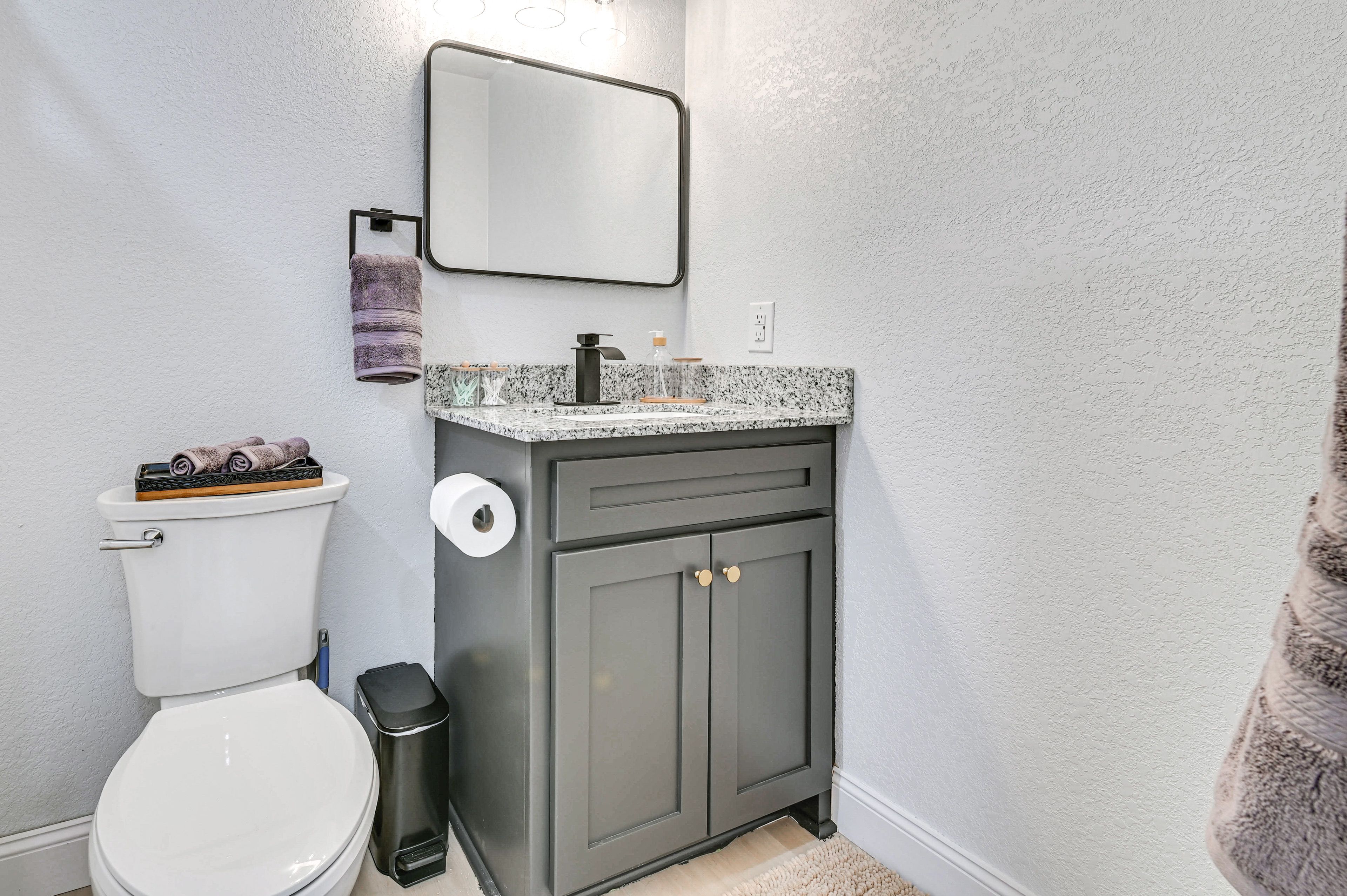 Full Bathroom | Towels Provided