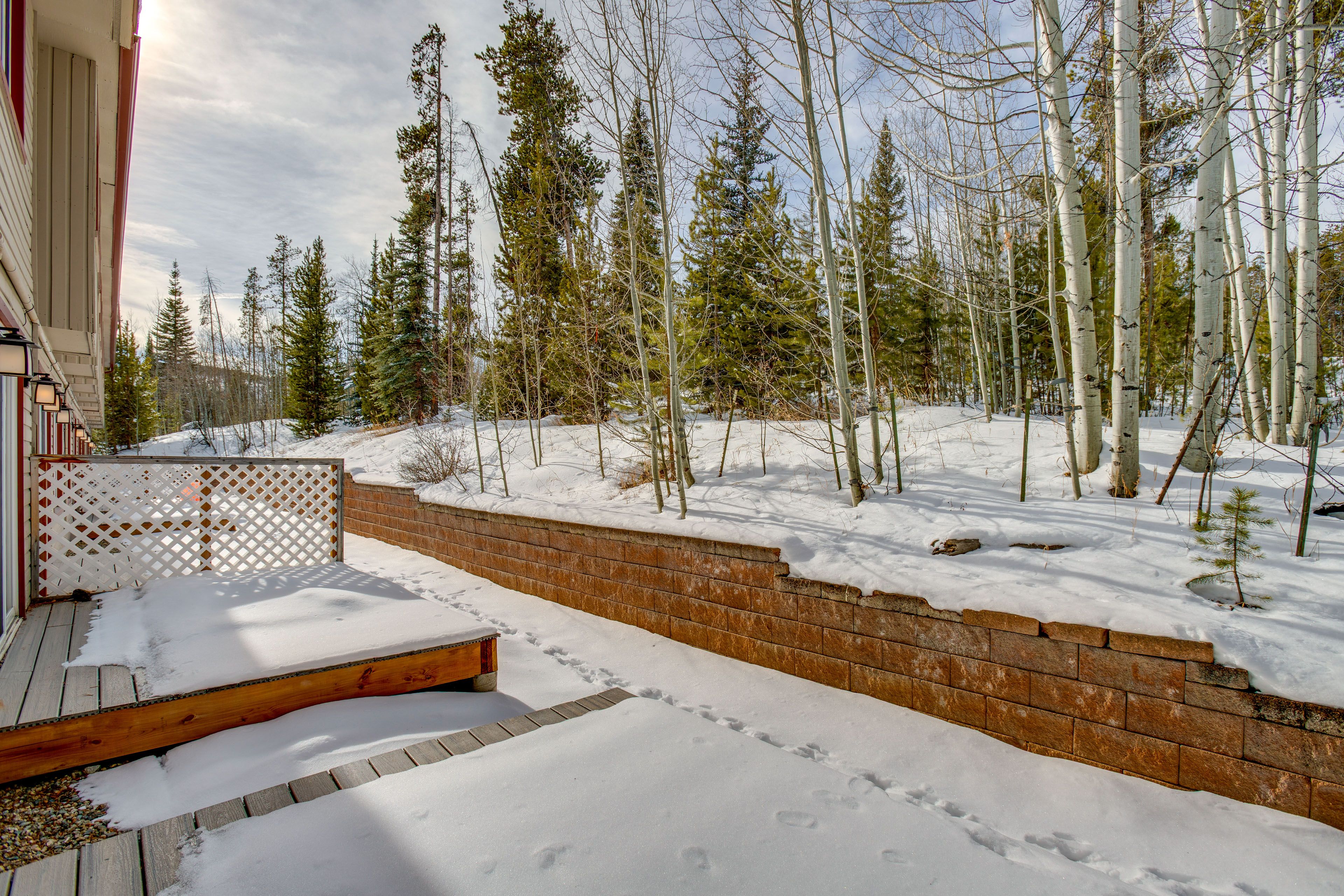 Property Exterior | Small Back Deck