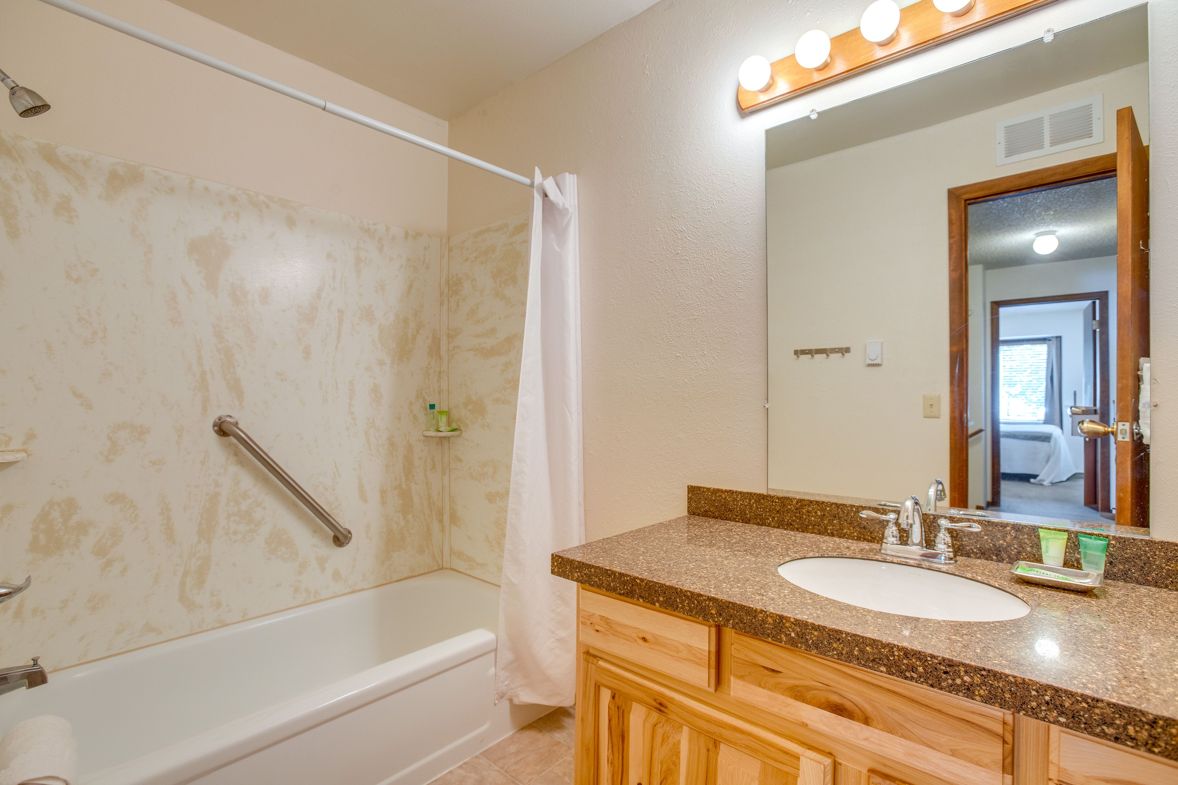 Full Bathroom | Upper Level