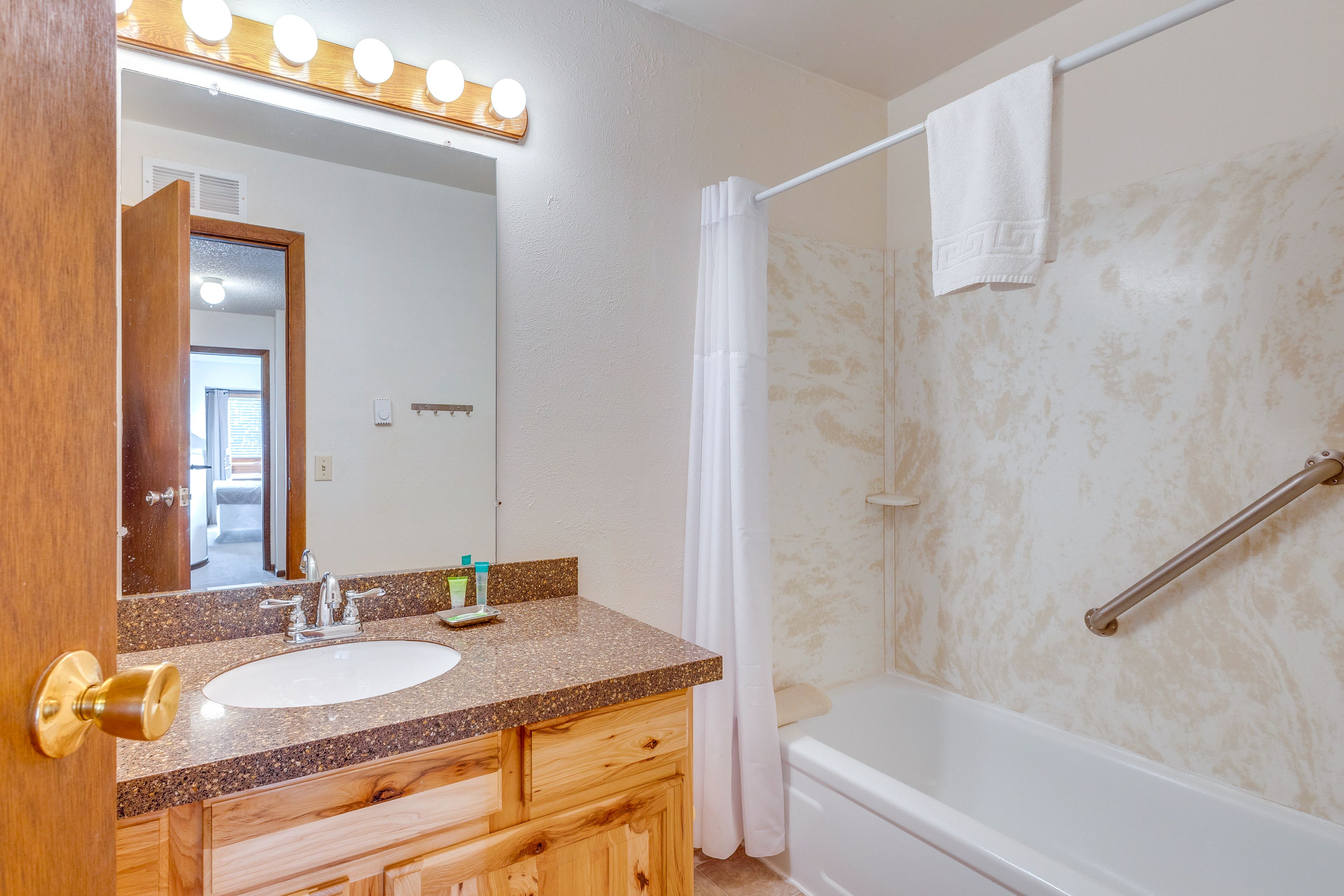 Full Bathroom | 2nd Floor