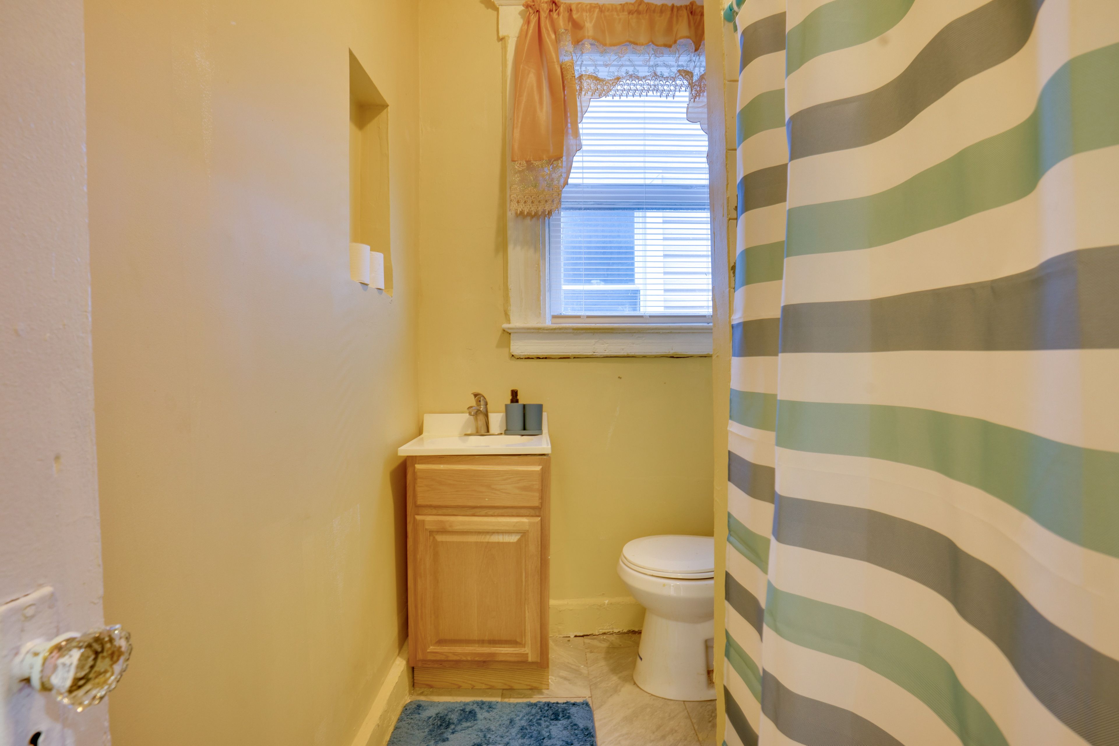 Full Bathroom | Towels Provided