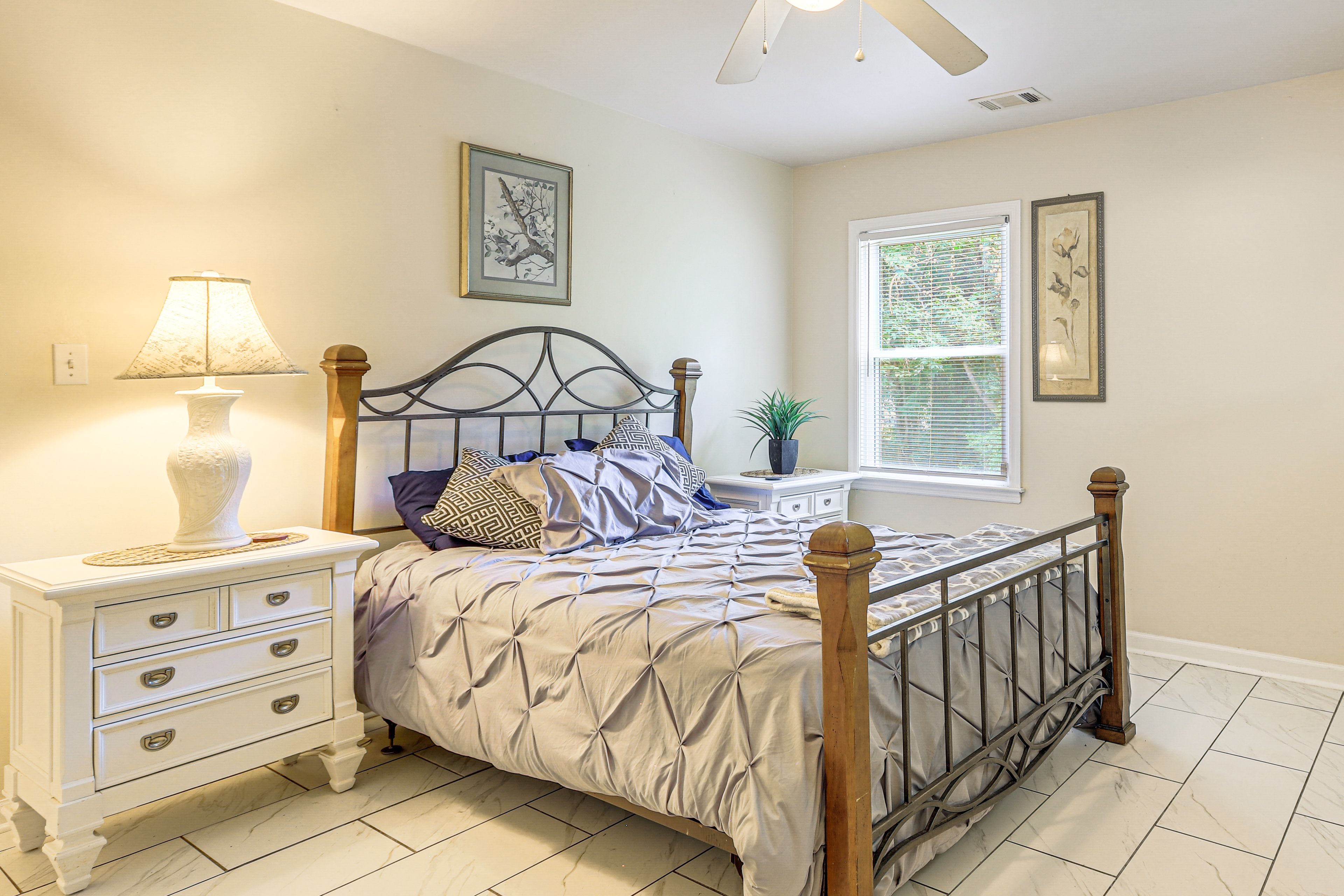 Bedroom 1 | Queen Bed