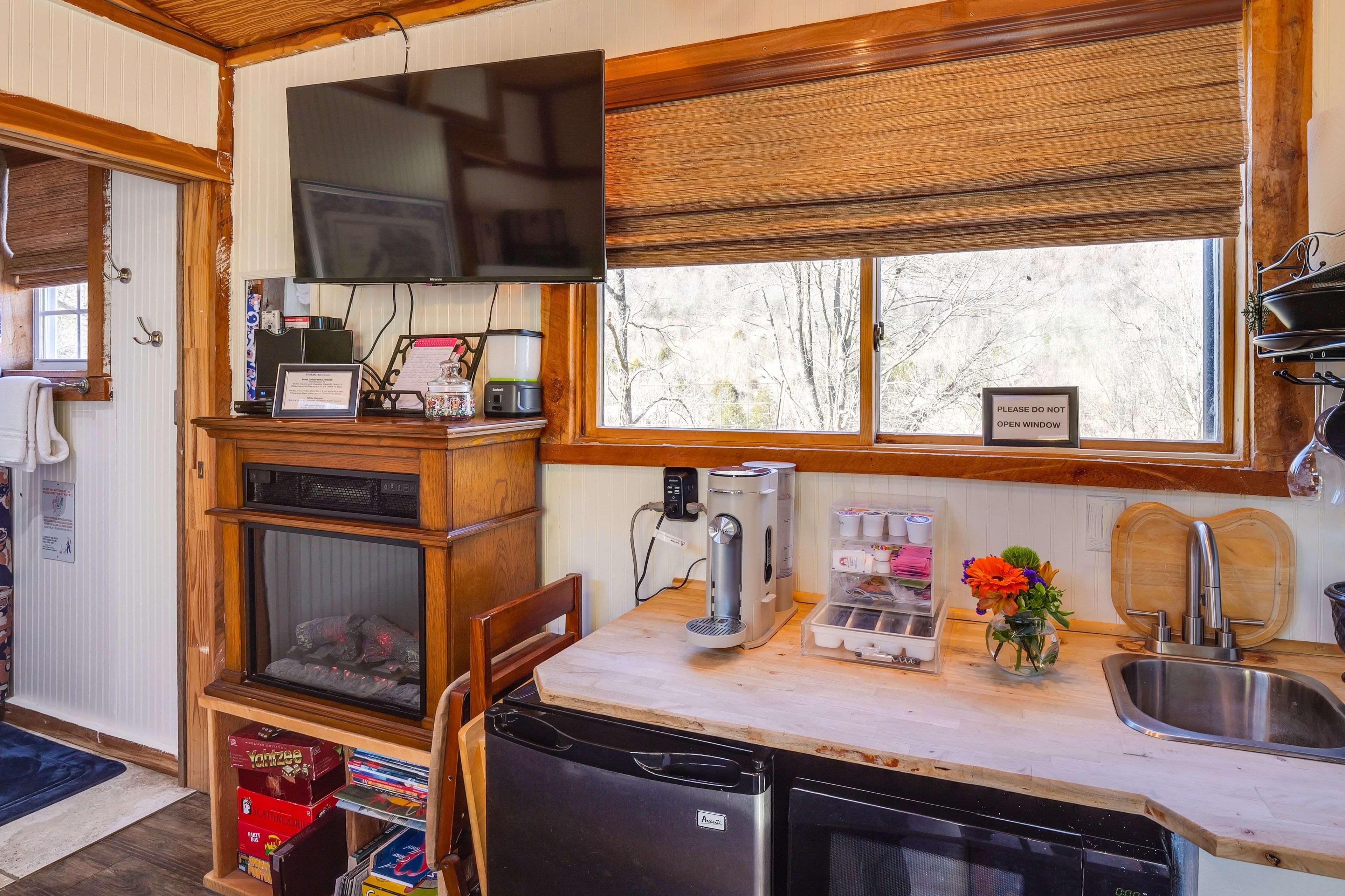 Kitchenette | Mini Refrigerator | Microwave