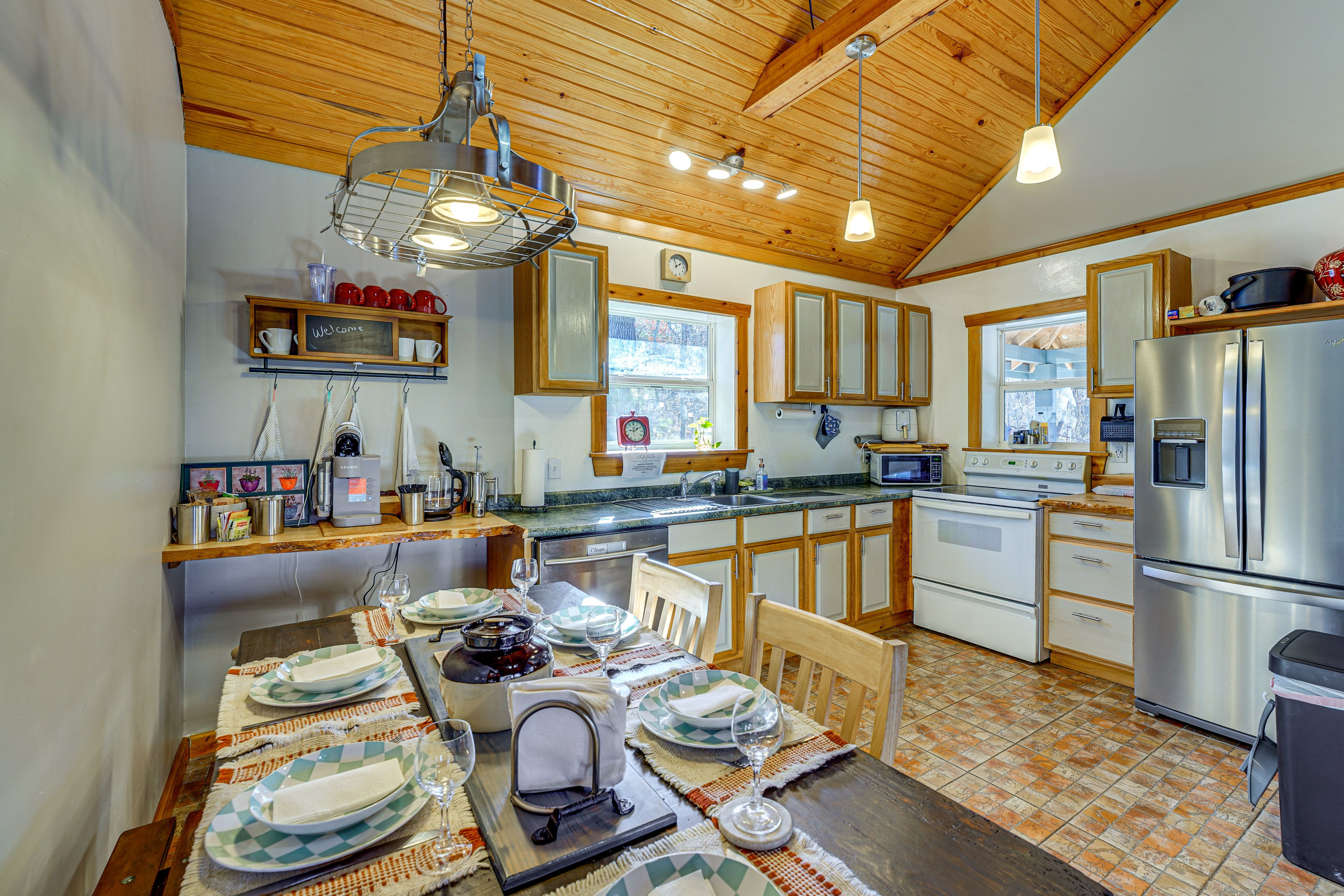 Eat-In Kitchen | Cooking Basics | Coffee Bar | Dishwasher