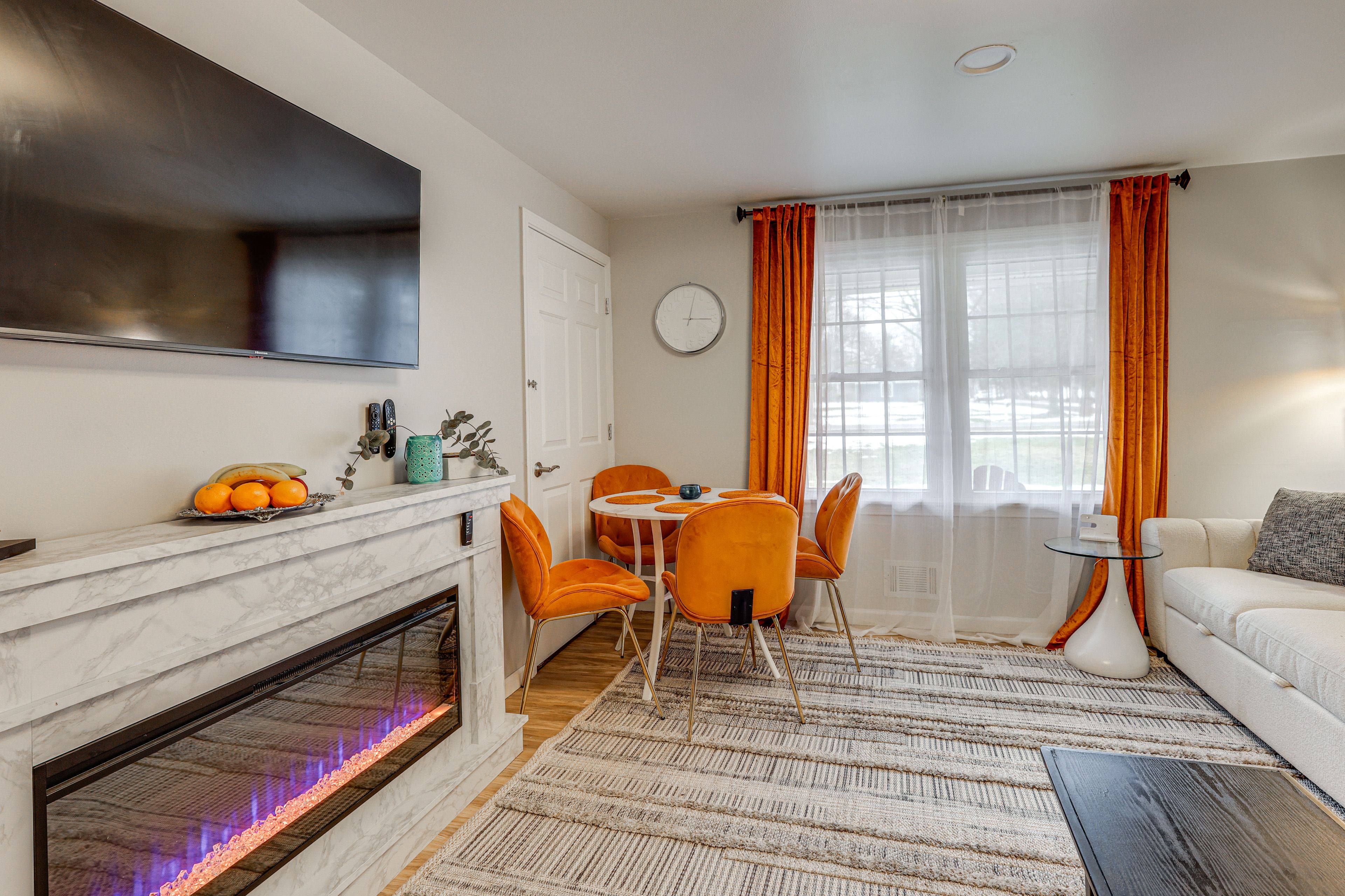 Dining Area | Dishes & Flatware Provided