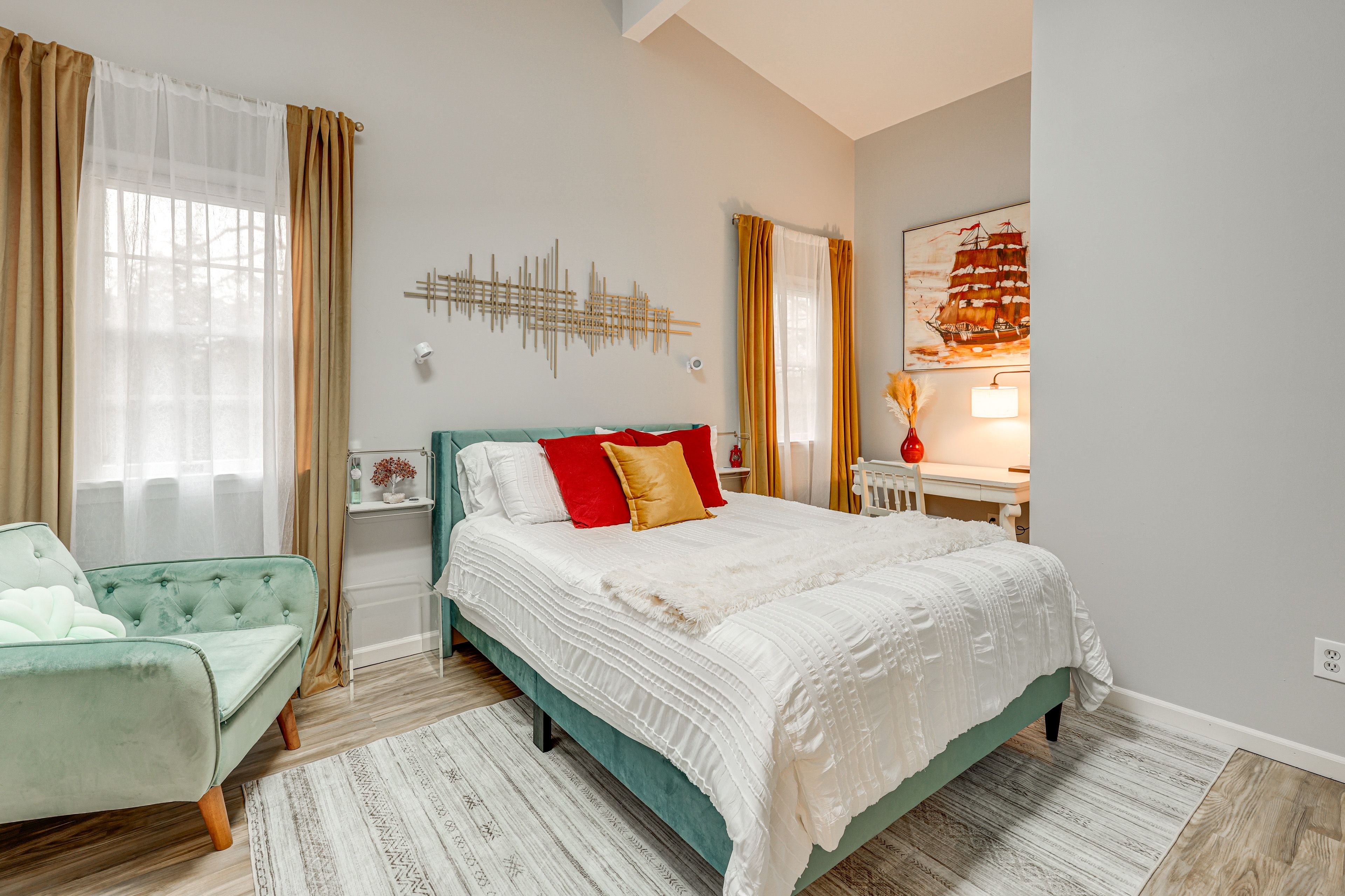 Bedroom 1 | Queen Bed | Desk