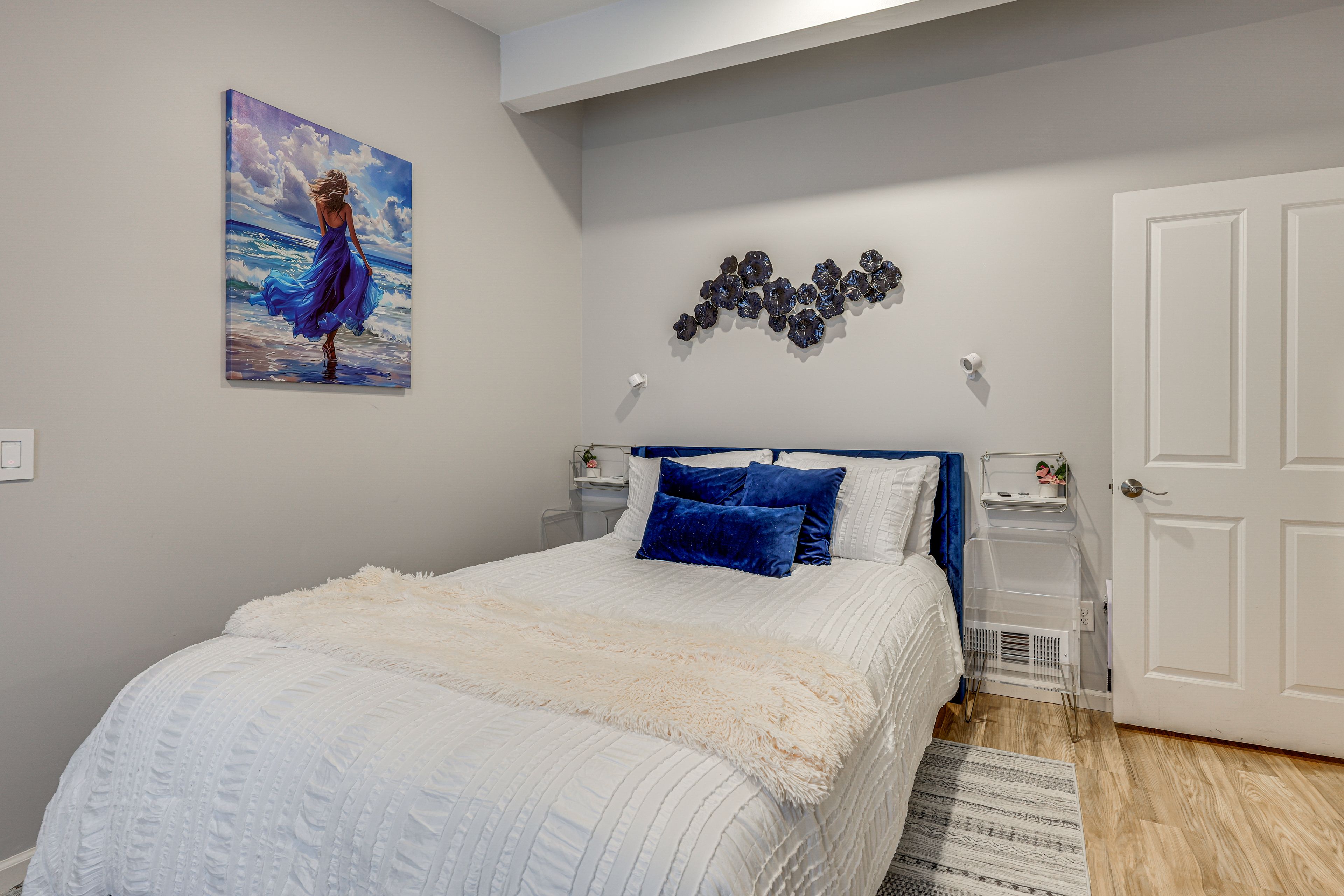 Bedroom 2 | Queen Bed | Desk