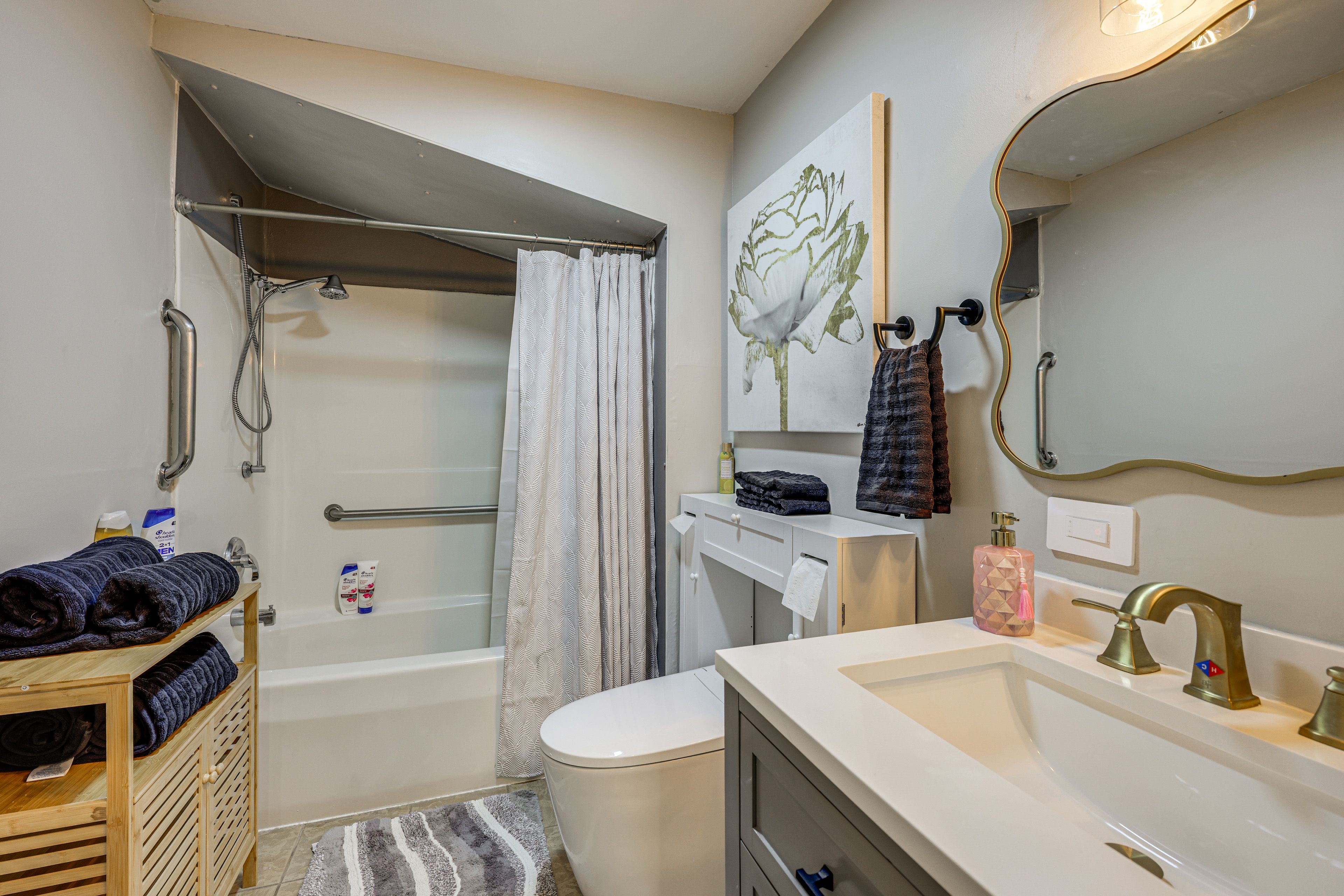 Full Bathroom | Towels & Linens Provided