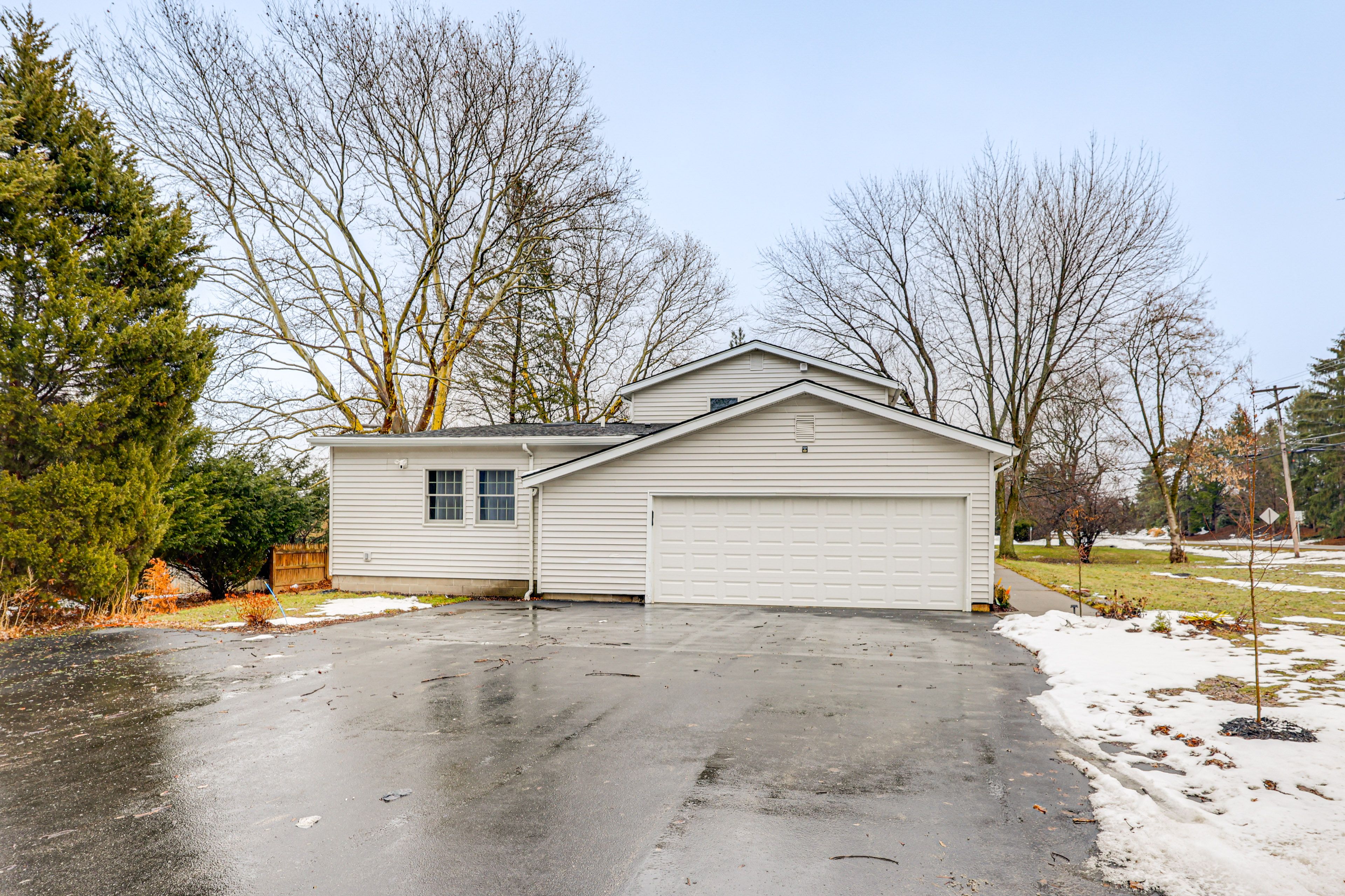 Parking | Shared Garage (1 Vehicle) | Shared Driveway (3 Vehicles)