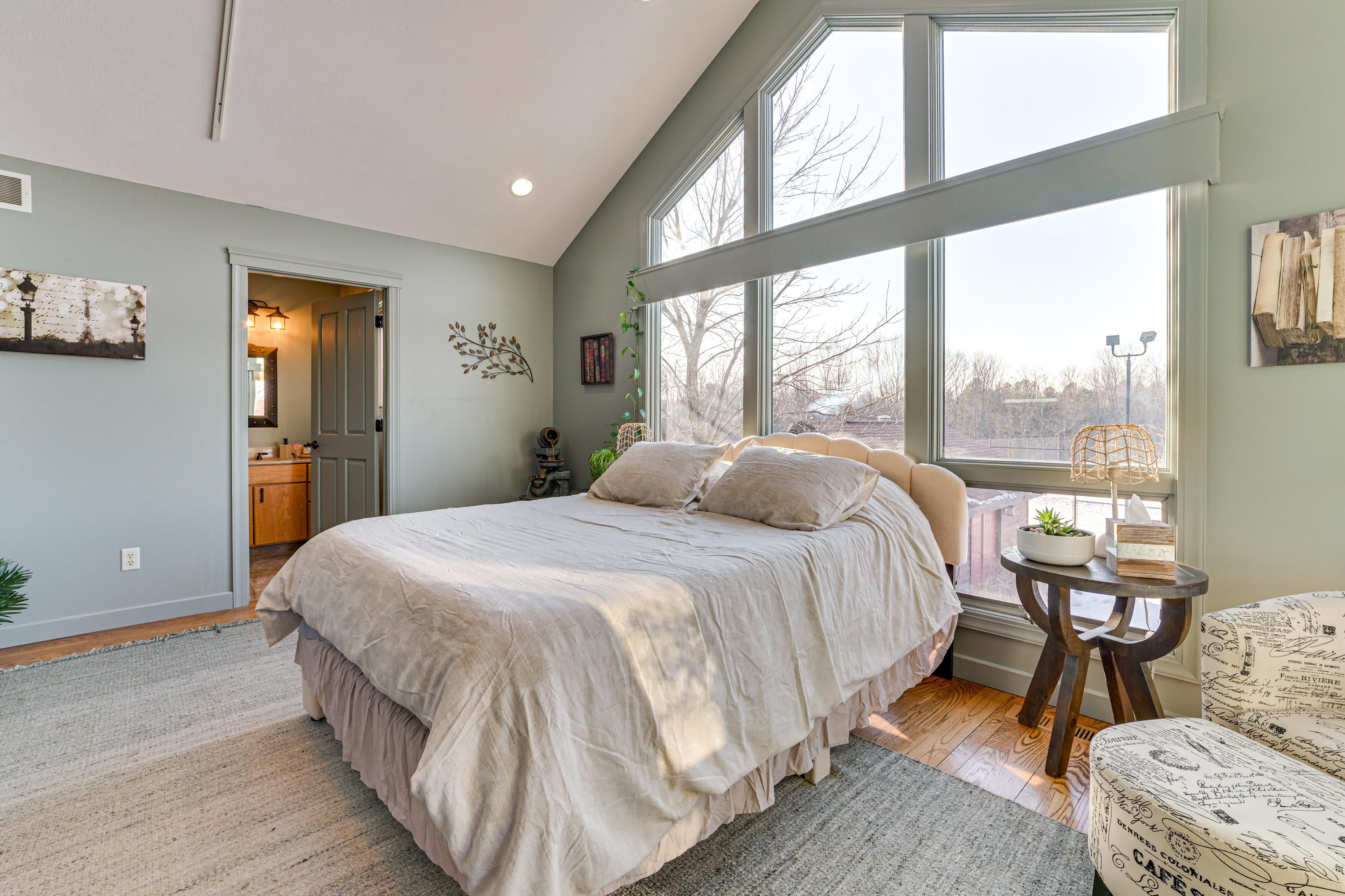 Bedroom 7 | Queen Bed