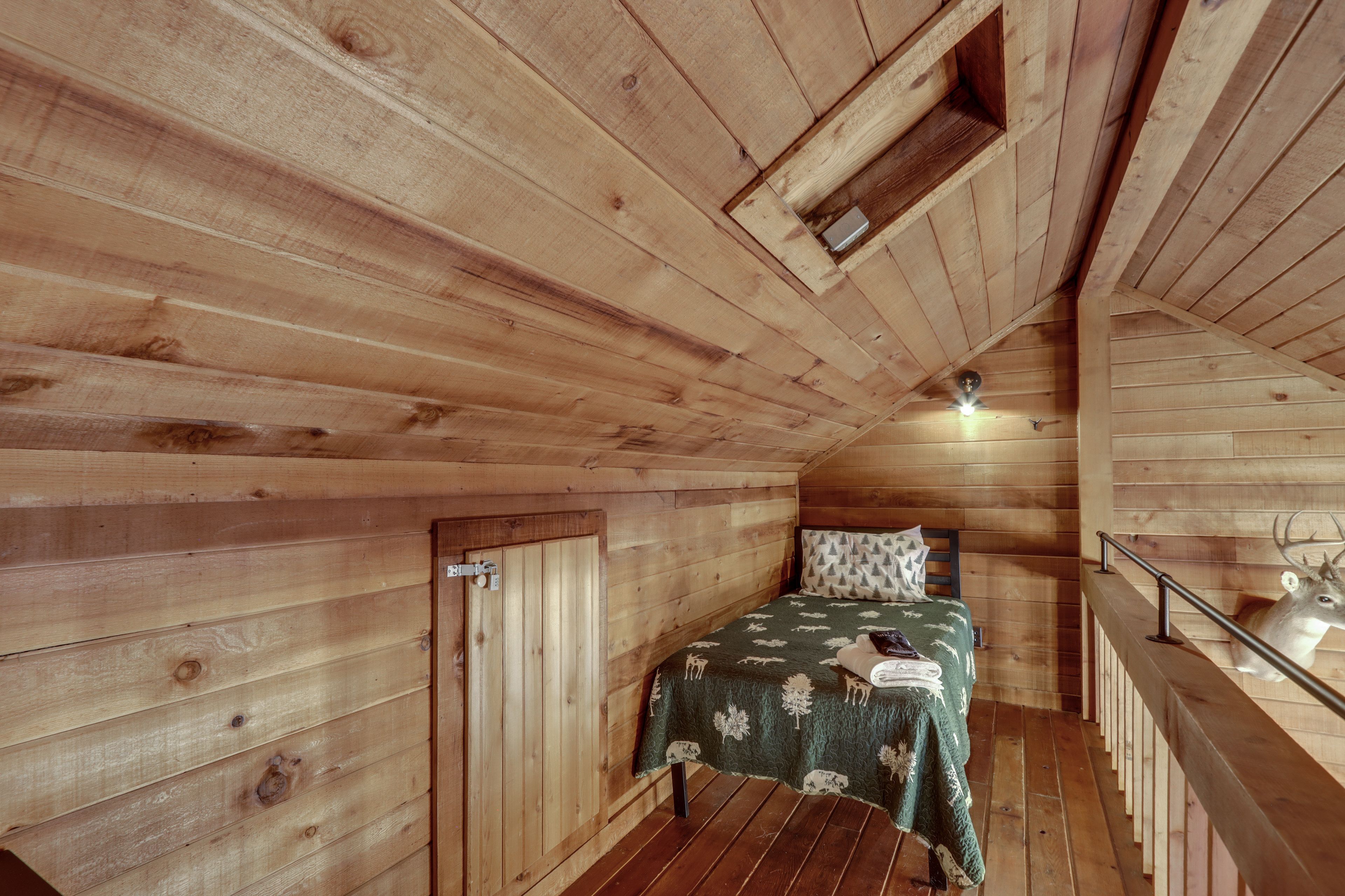 Loft | Upper Level | 2 Twin Beds