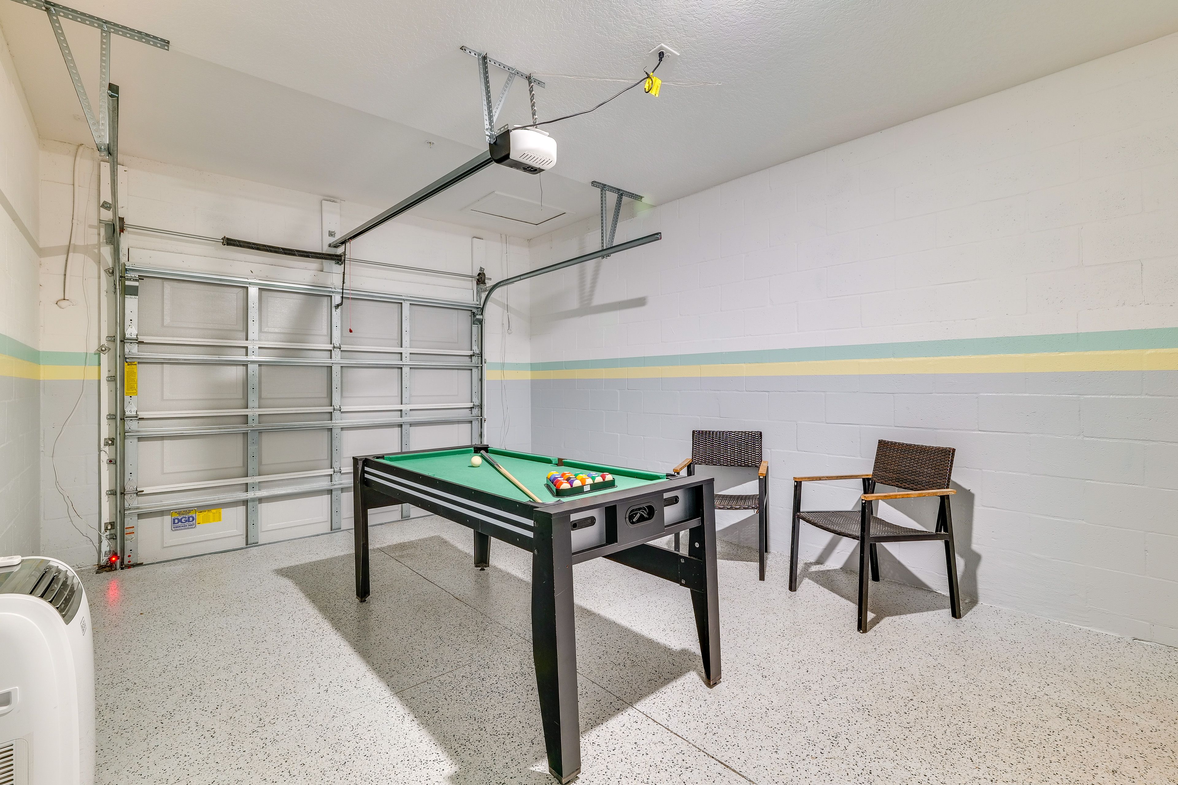 Game Room (Garage) | Smart TV | Pool Table