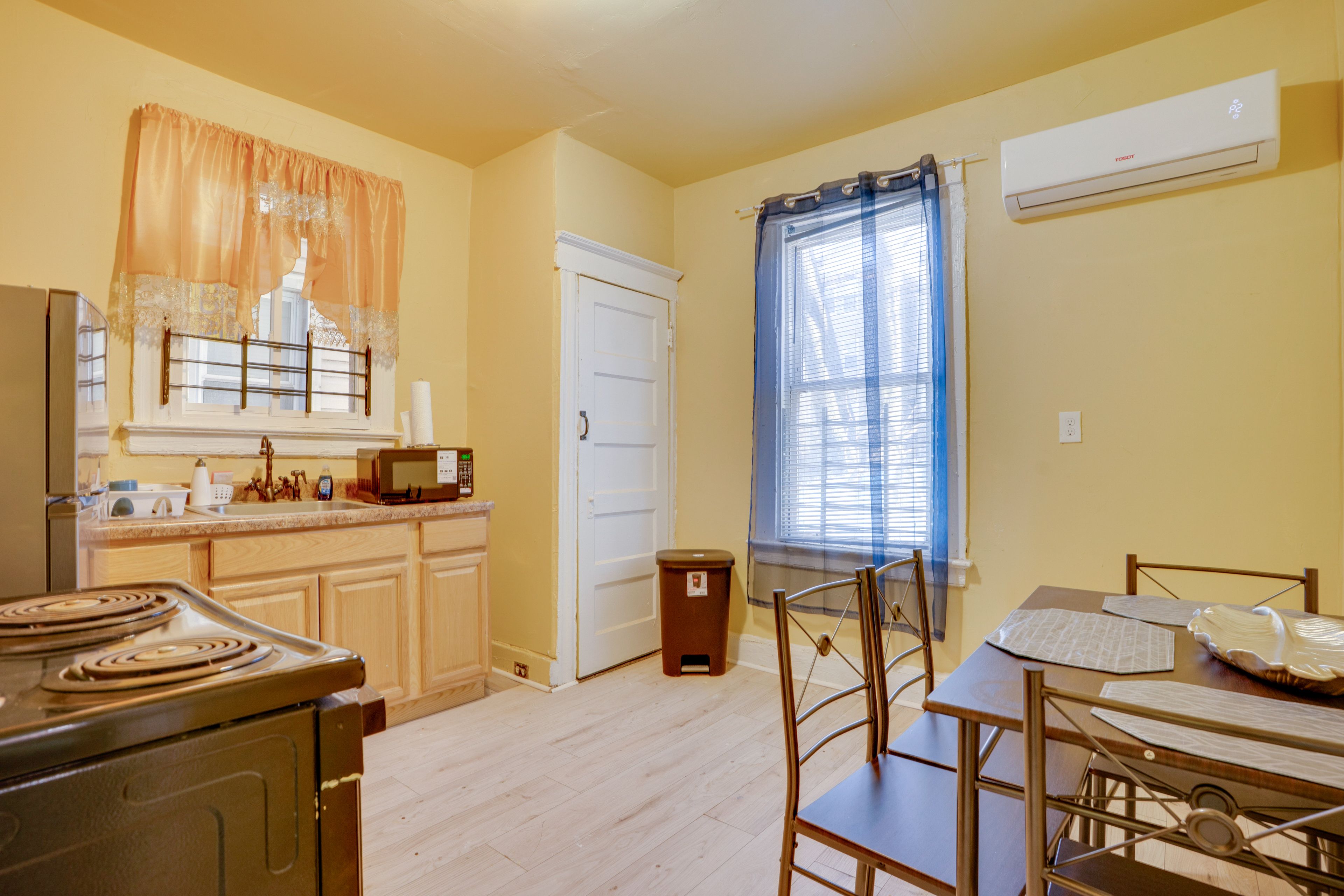 Newark Vacation Rental | 3BR | 1BA | Stairs to Enter | 2,614 Sq Ft