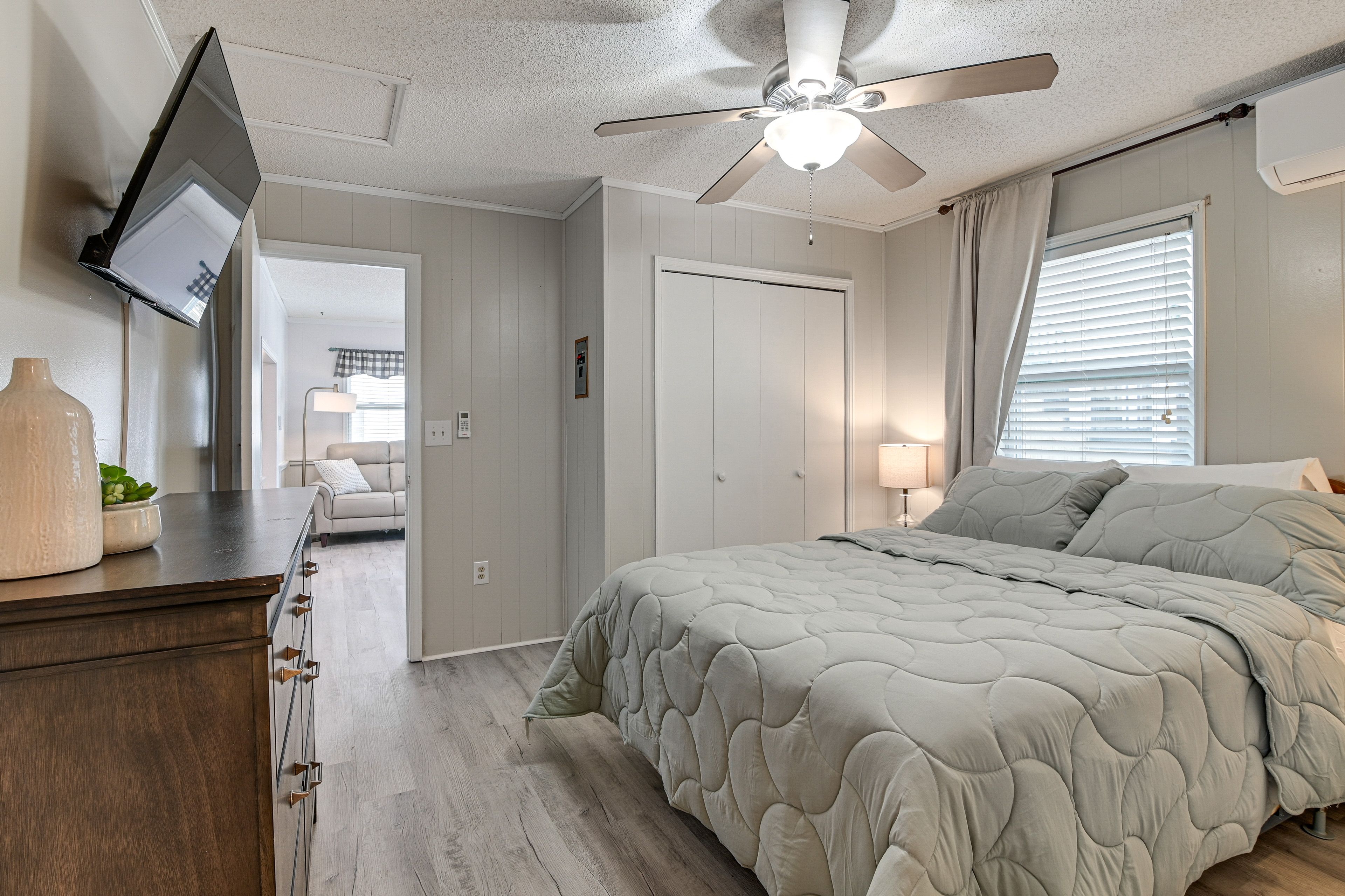 Bedroom 1 | Queen Bed