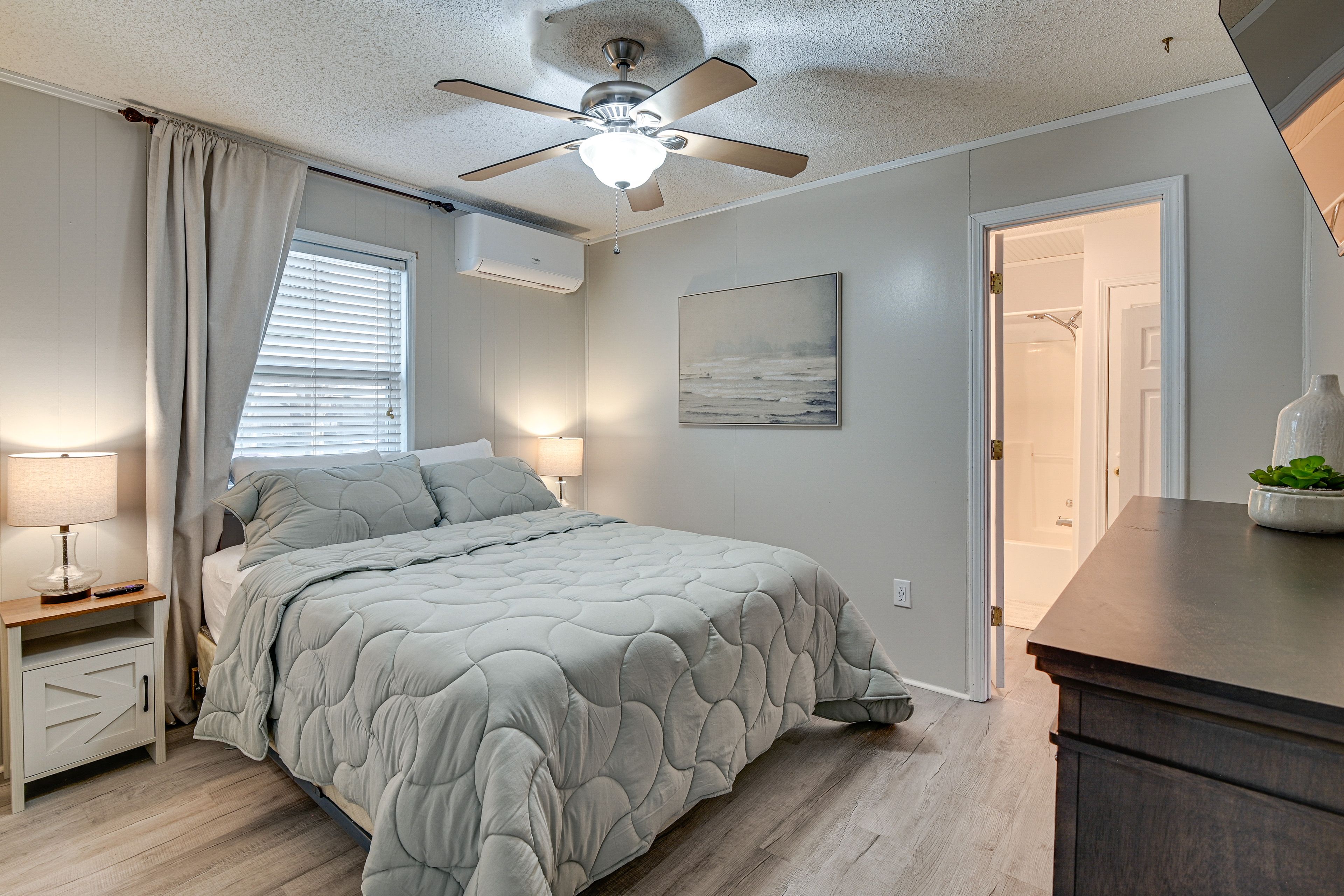 Bedroom 1 | Queen Bed