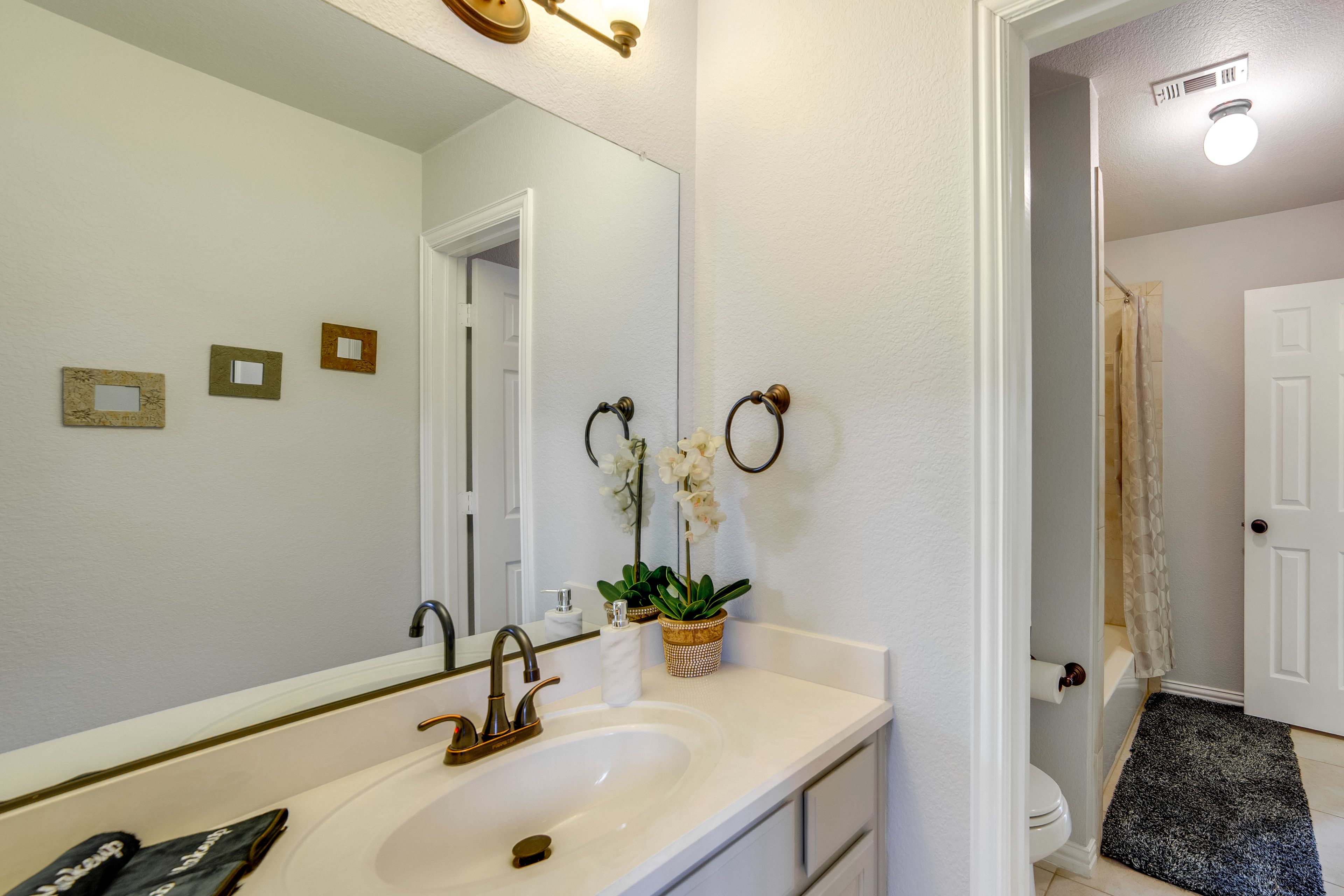 Bathroom | 2nd Floor