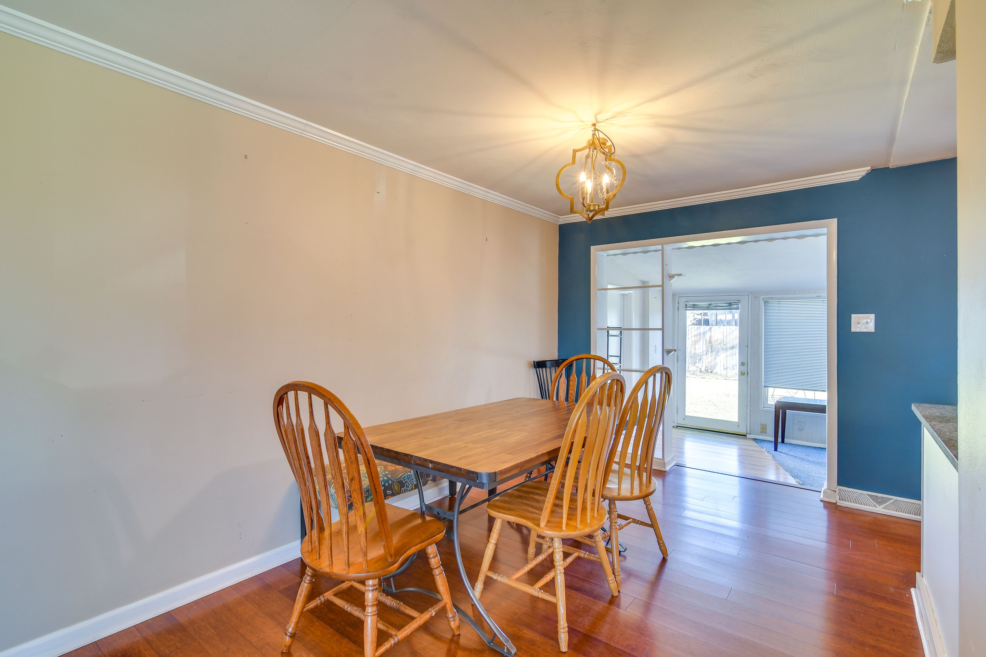Dining Area | Dining Table | Dishware/Flatware | Main Level