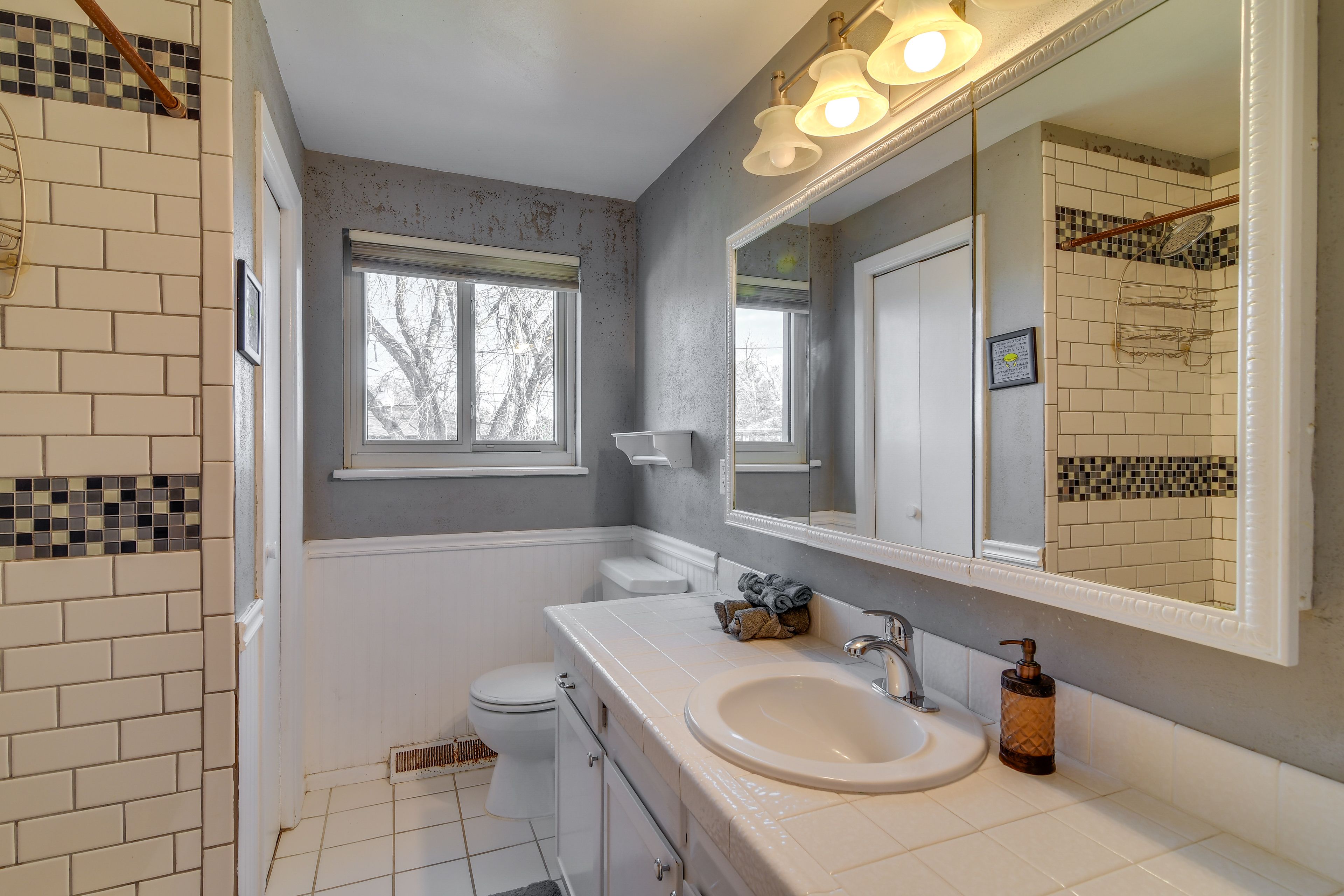 Full Bathroom | Complimentary Toiletries | Towels Provided | Upper Level