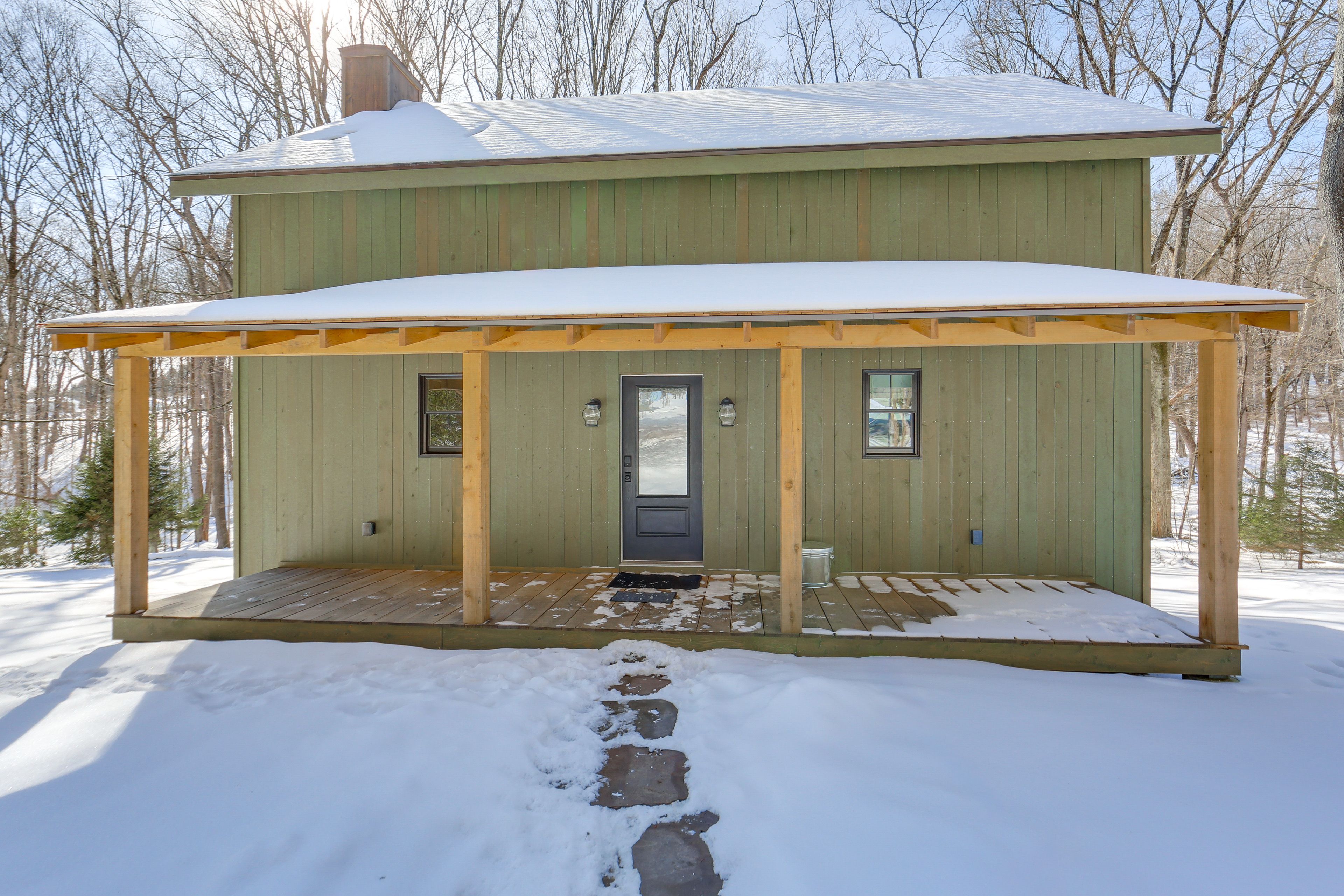 Exterior | Driveway (6 Vehicles)