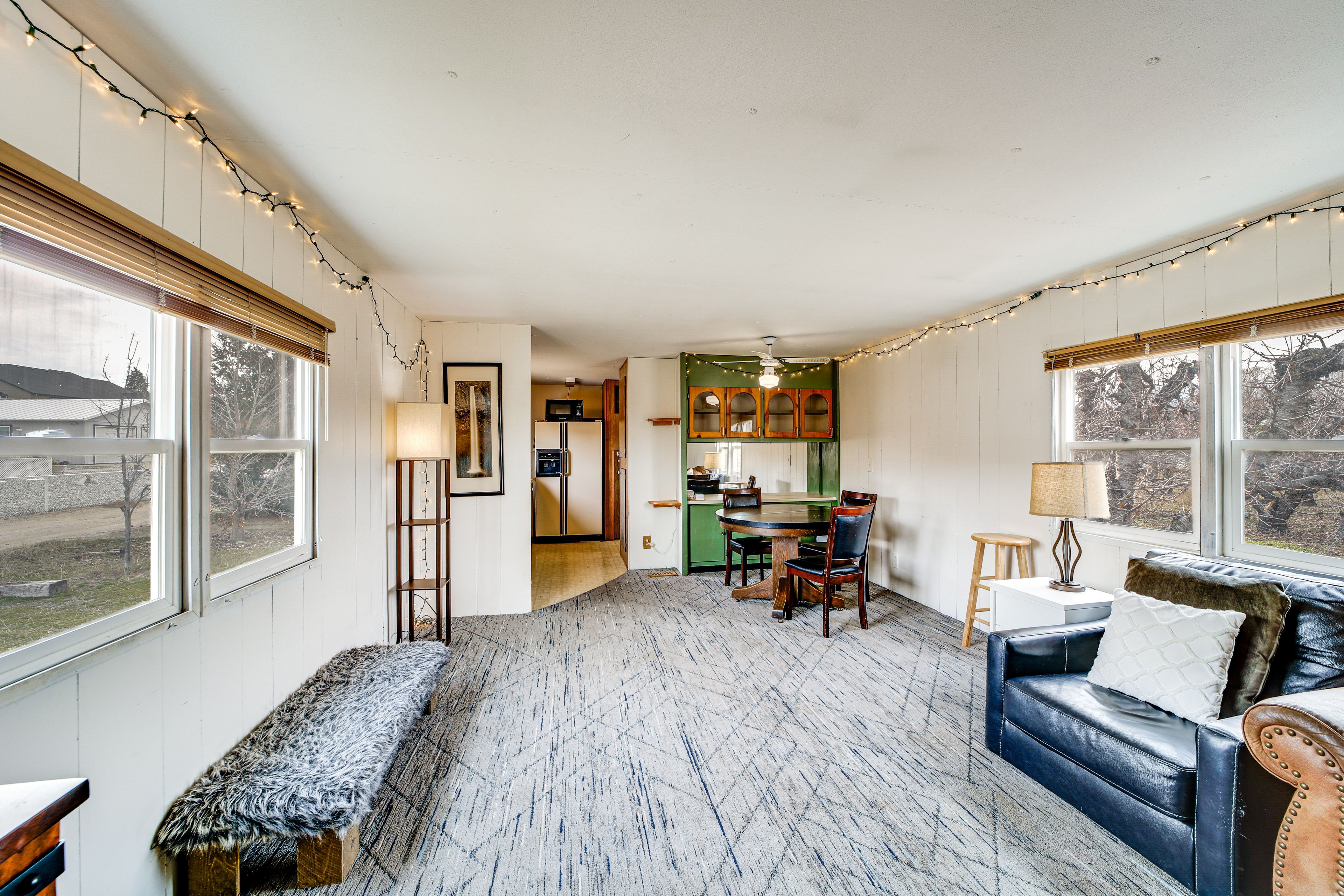 Dining Area | Dishes & Flatware Provided