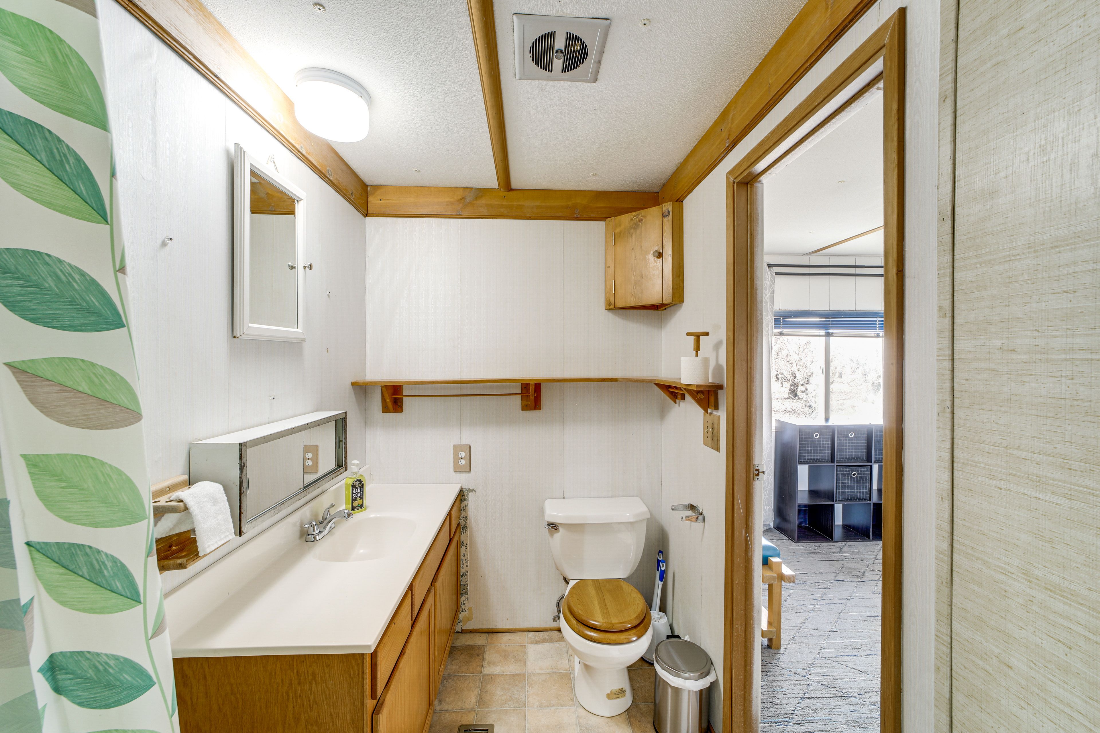 En-Suite Bathroom | Towels & Linens Provided