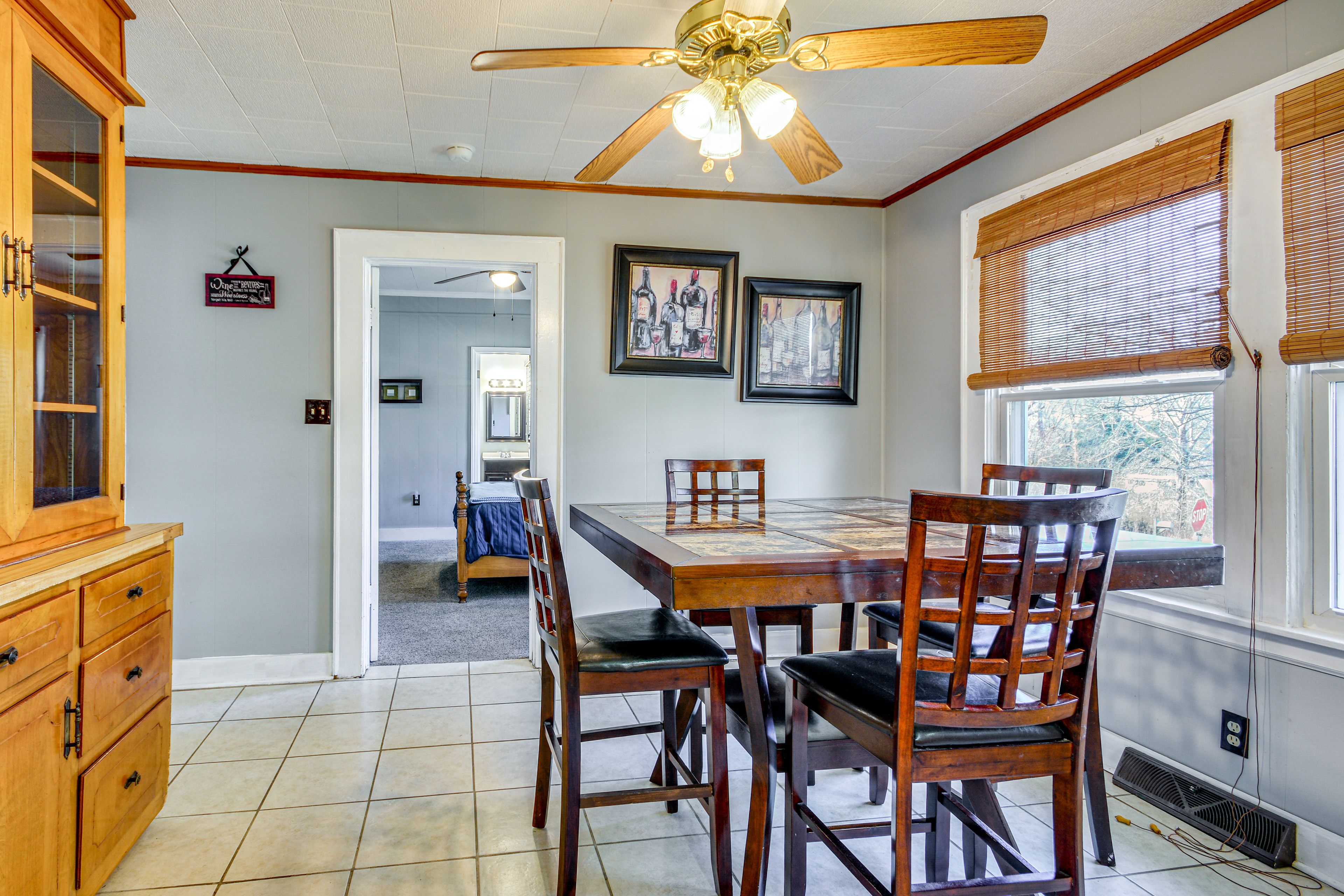 Dining Area | Dishware/Flatware Provided