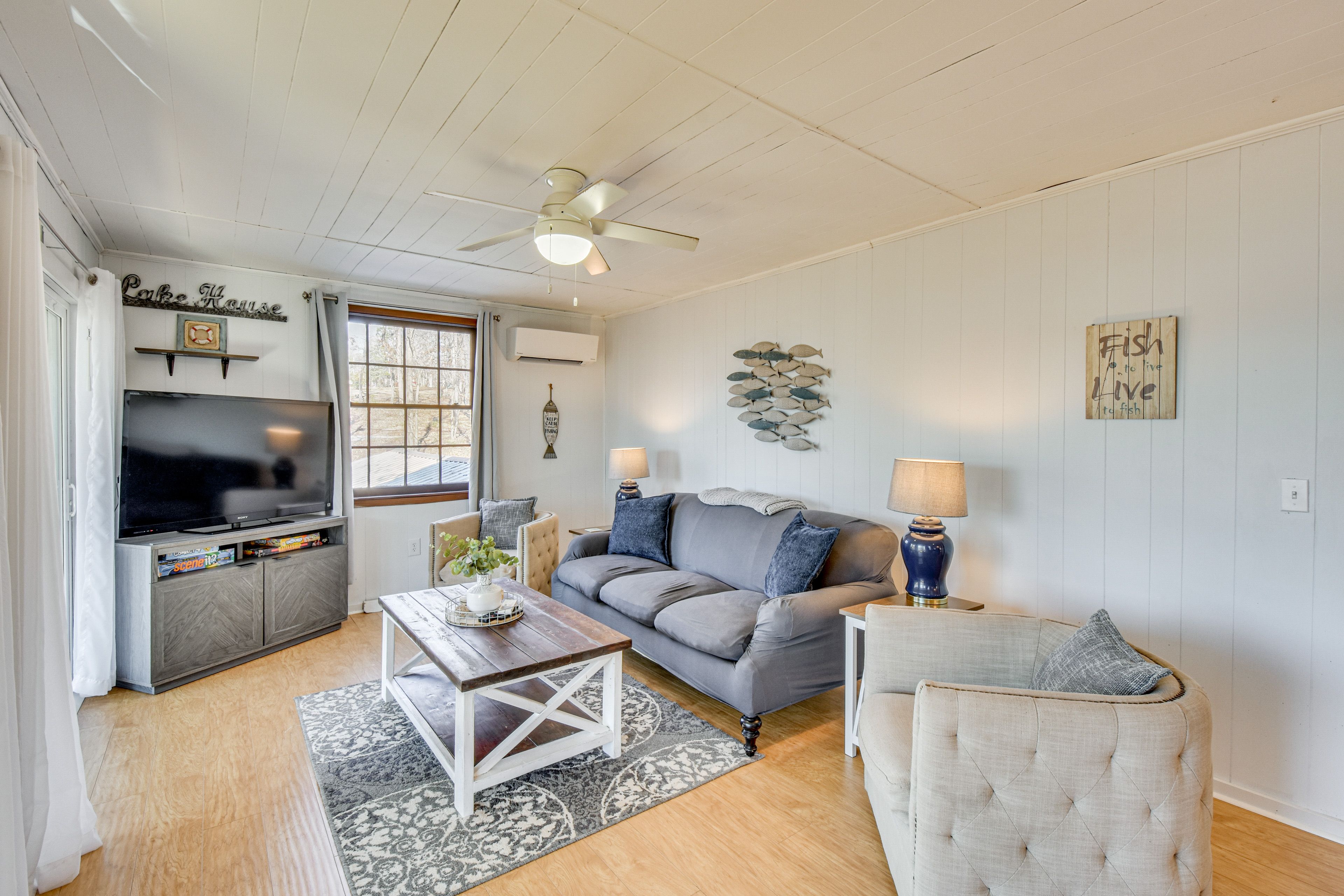 Living Room | Board Games | Smart TV | Upper Level