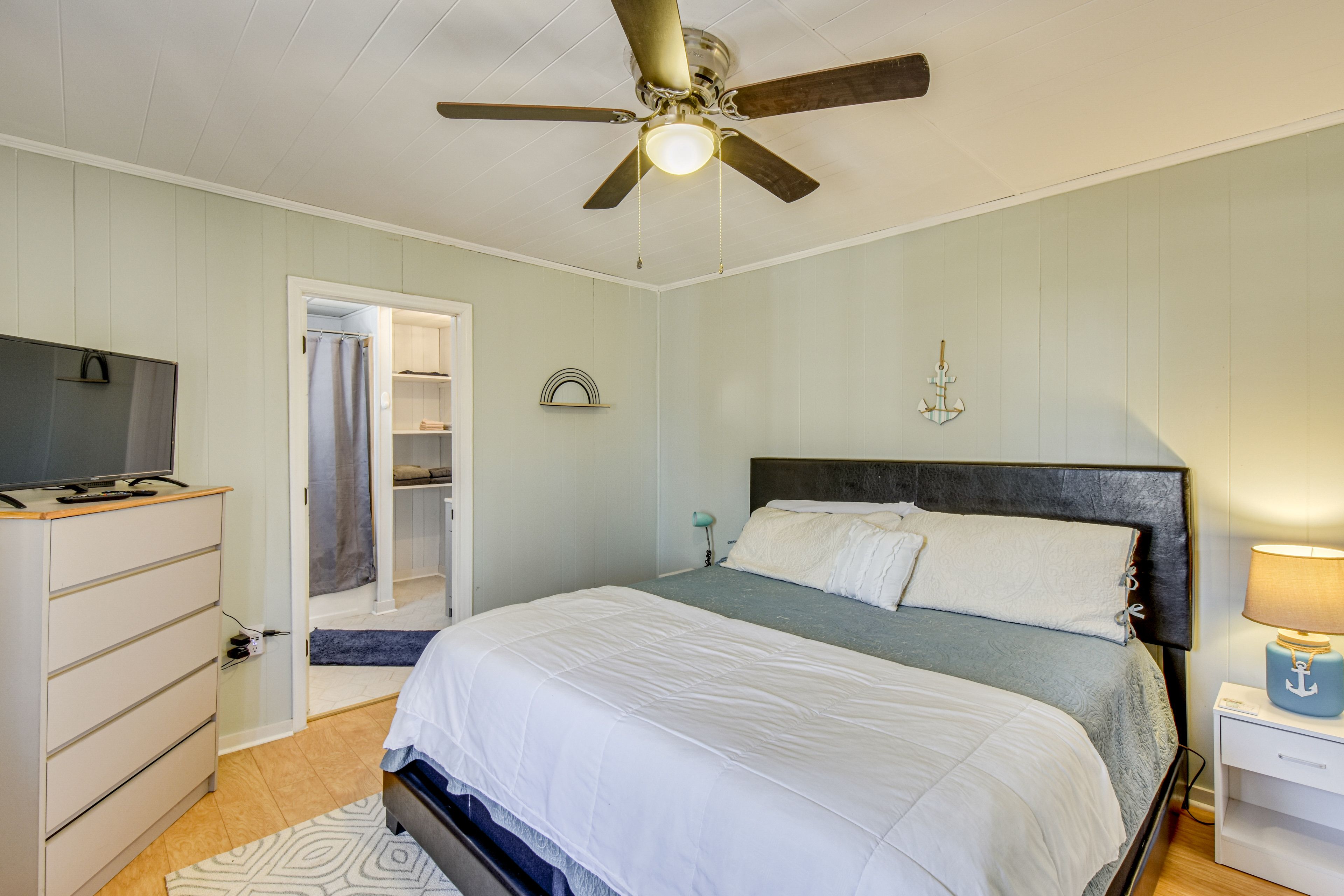 Bedroom 1 (Upper-Level Unit) | King Bed