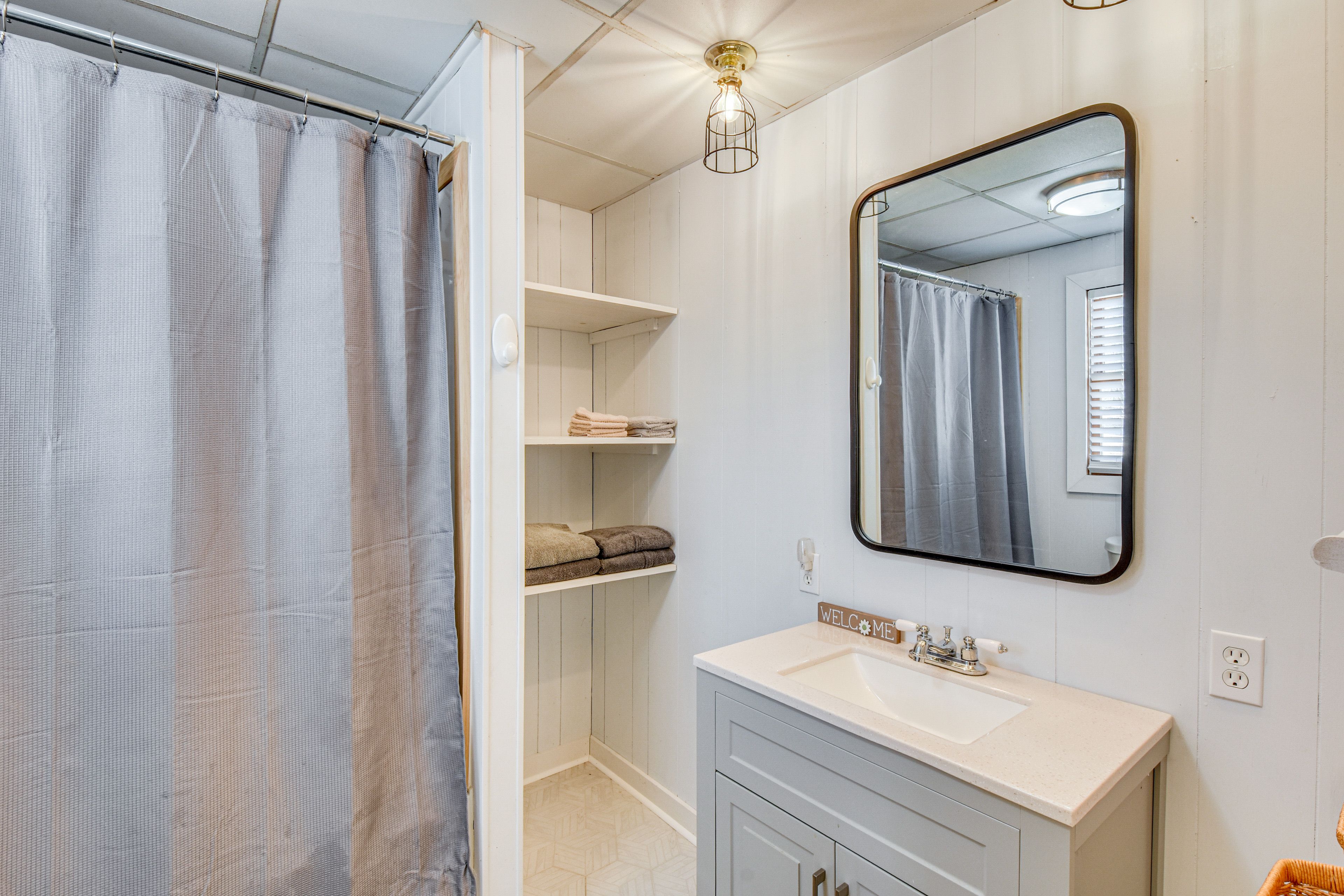 En-Suite Bathroom | Towels Provided | Upper Level