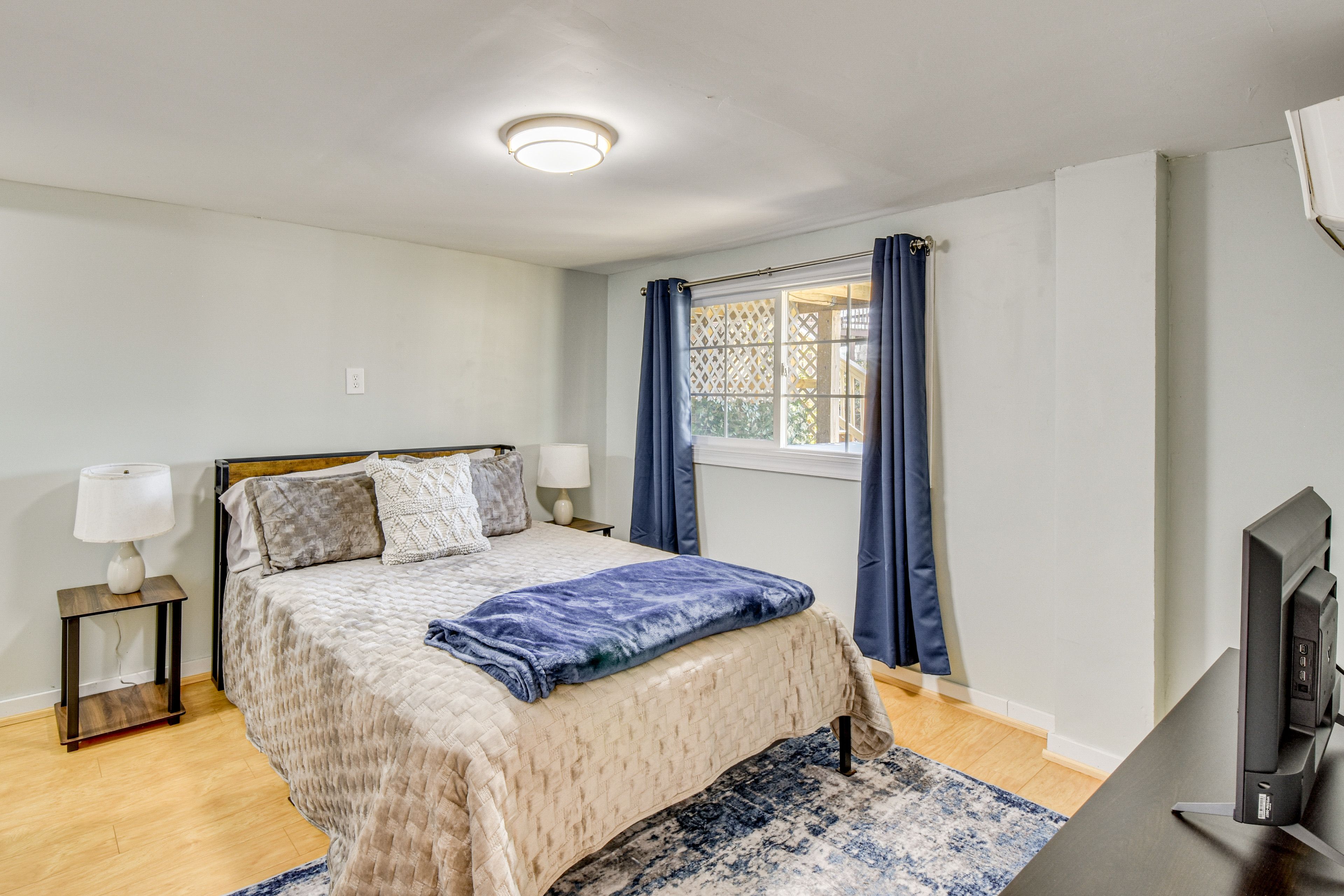 Bedroom 5 (Lower-Level Unit) | Queen Bed