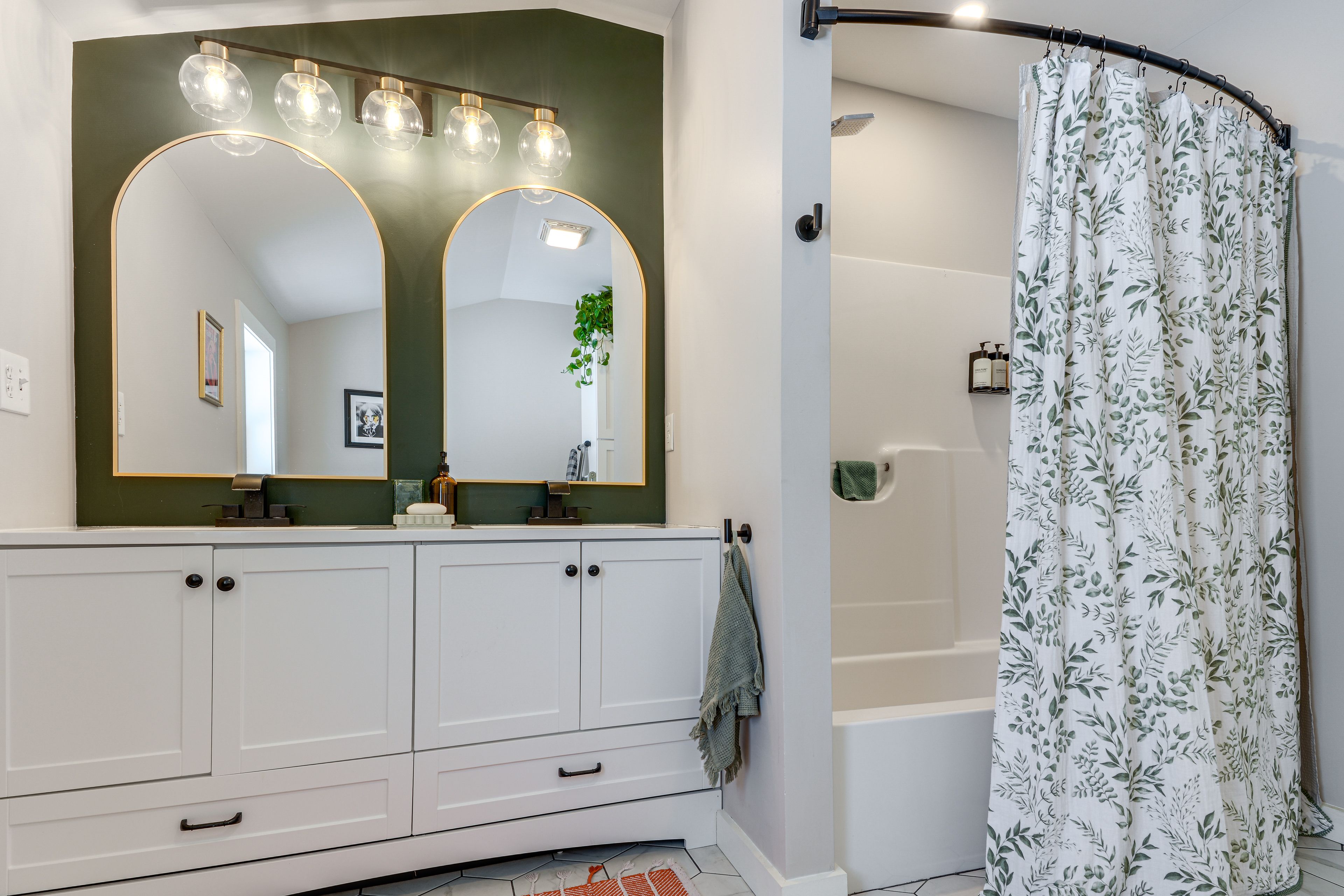 Full Bathroom | Washer & Dryer | 2nd Floor