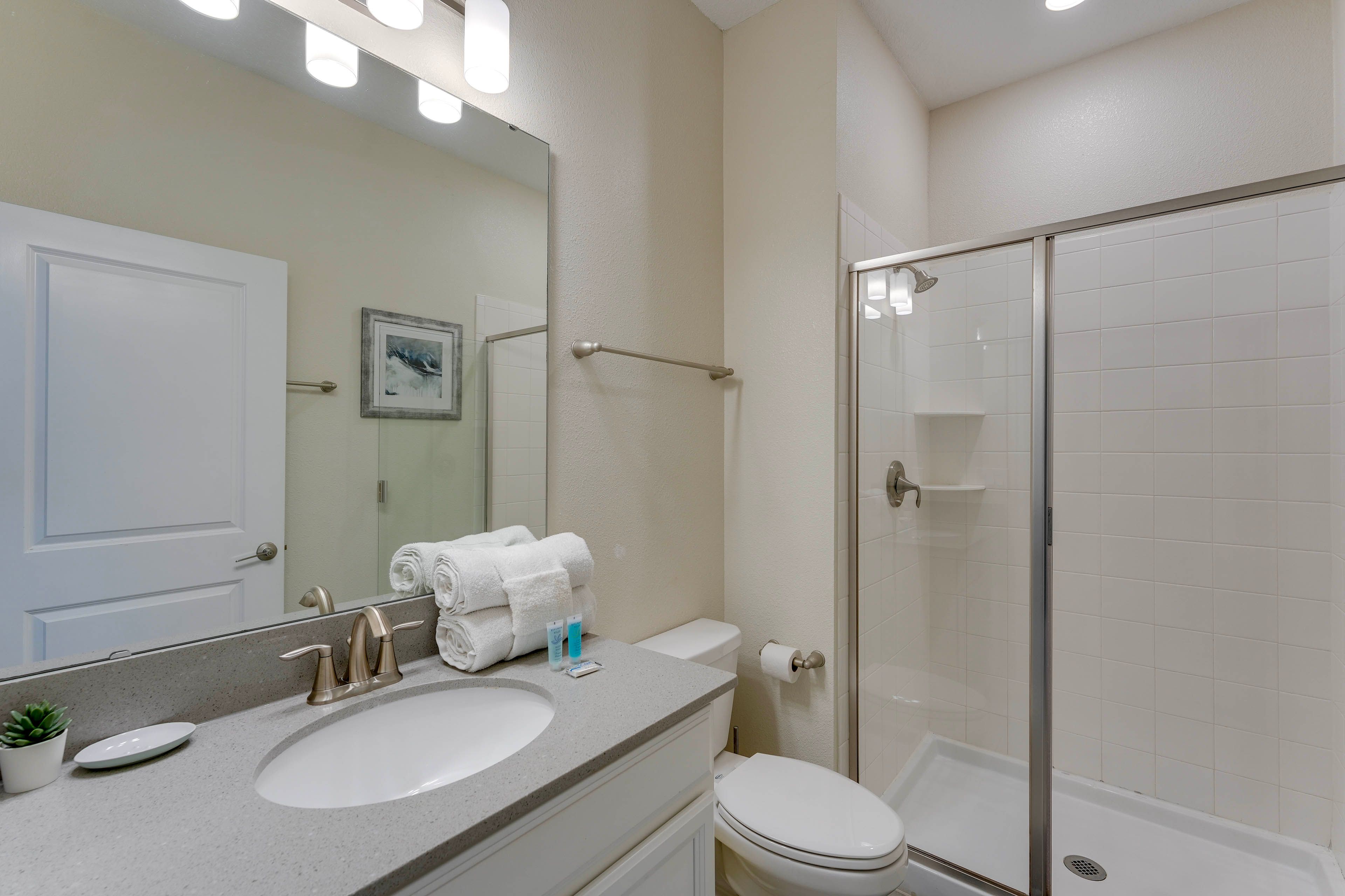 Full Bathroom | Complimentary Toiletries | Towels Provided | 1st Floor
