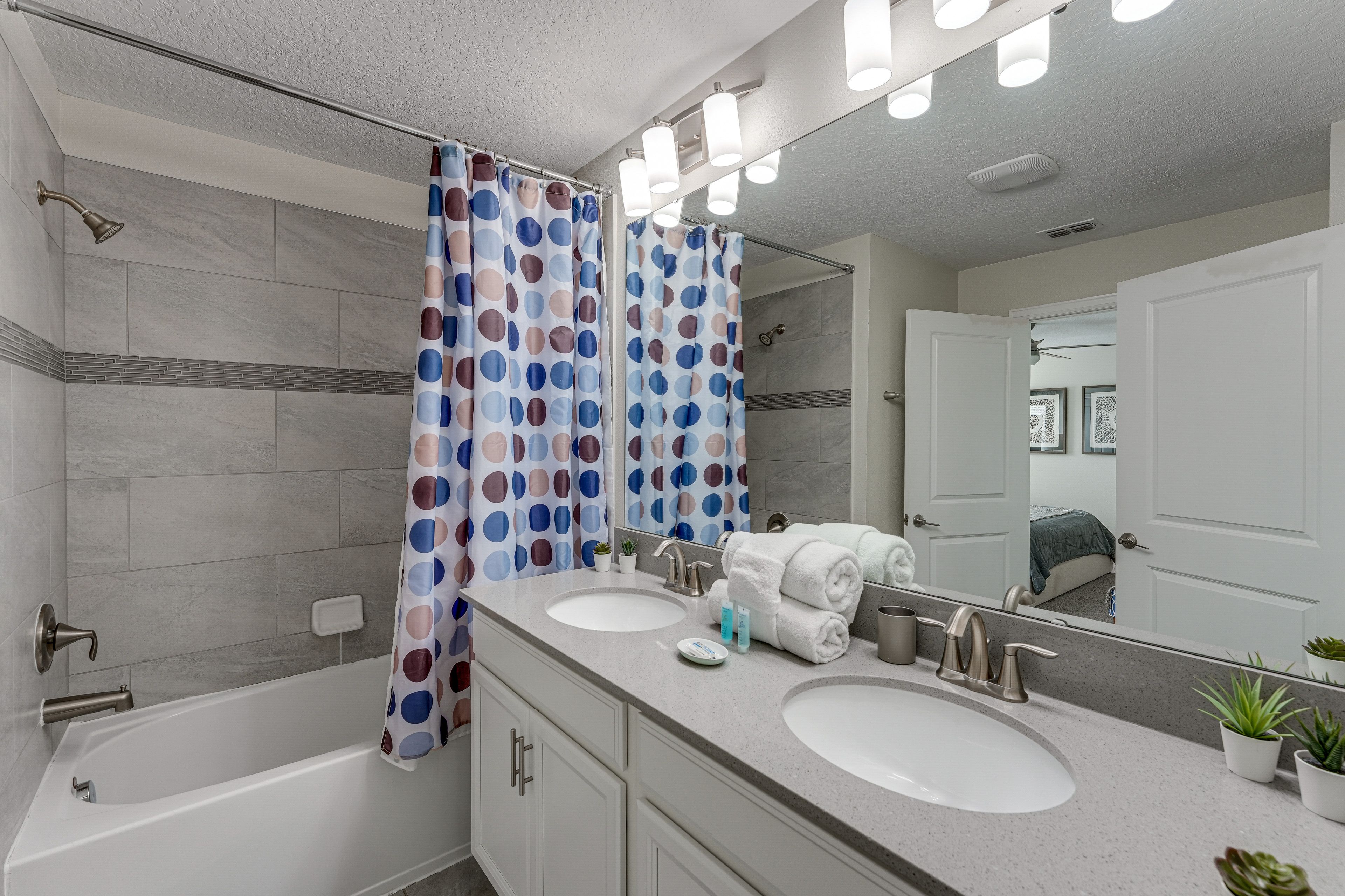 Full Bathroom | 2nd Floor