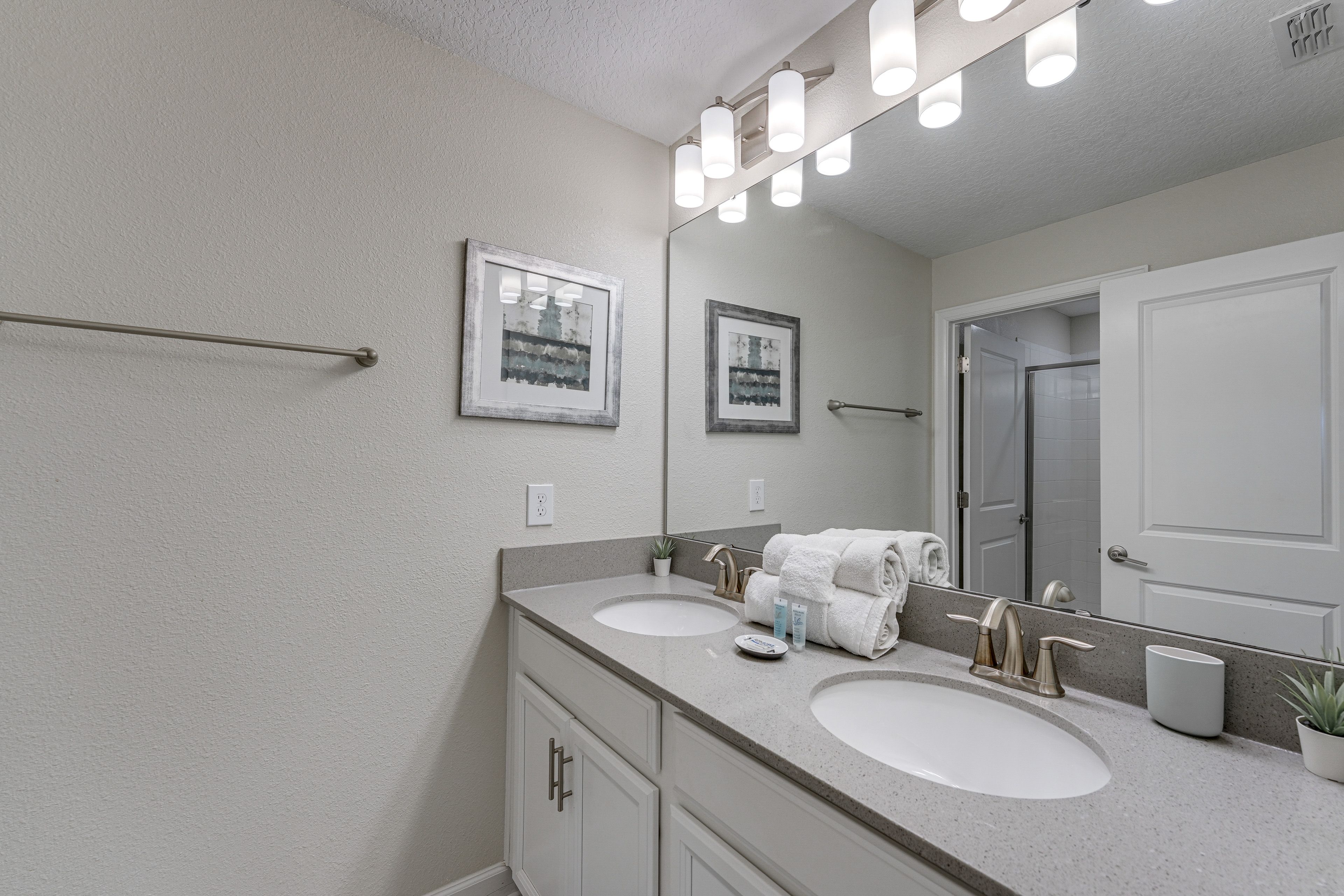 Full Bathroom | 2nd Floor