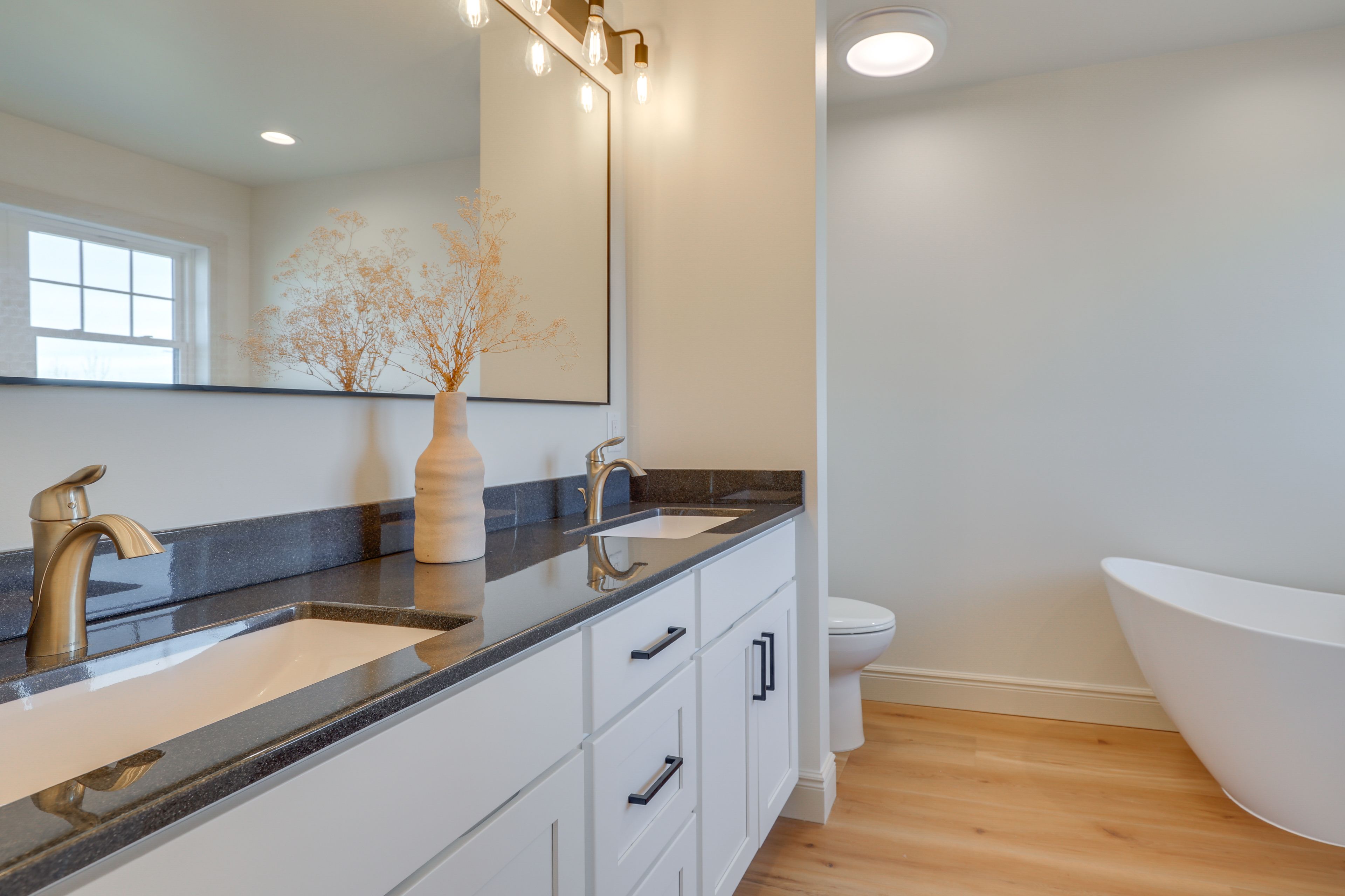 Full Bathroom | 2nd Floor